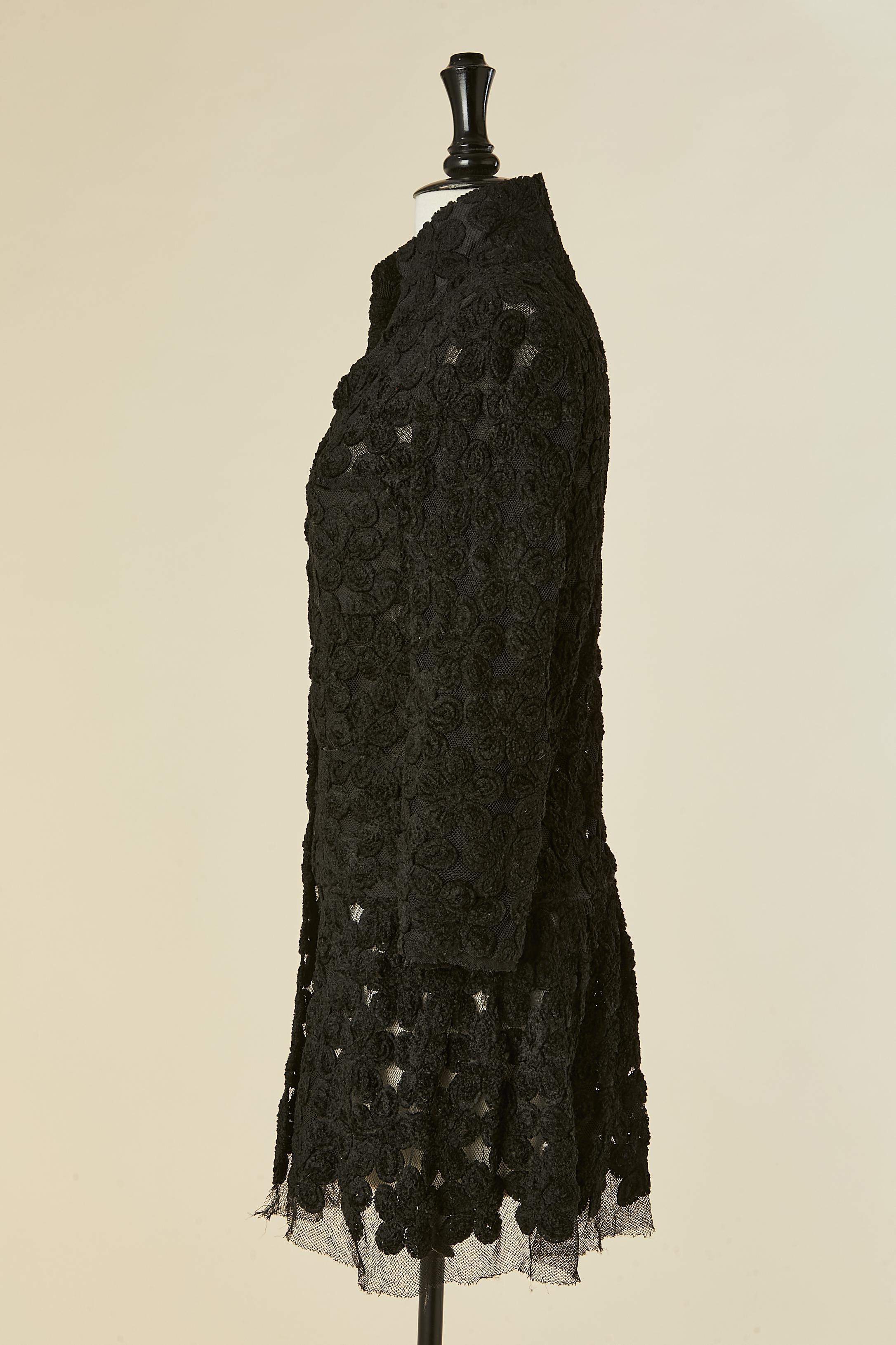Manteau noir à simple boutonnage avec application de fleurs en velours sur tulle CHANEL FW 2005 en vente 4