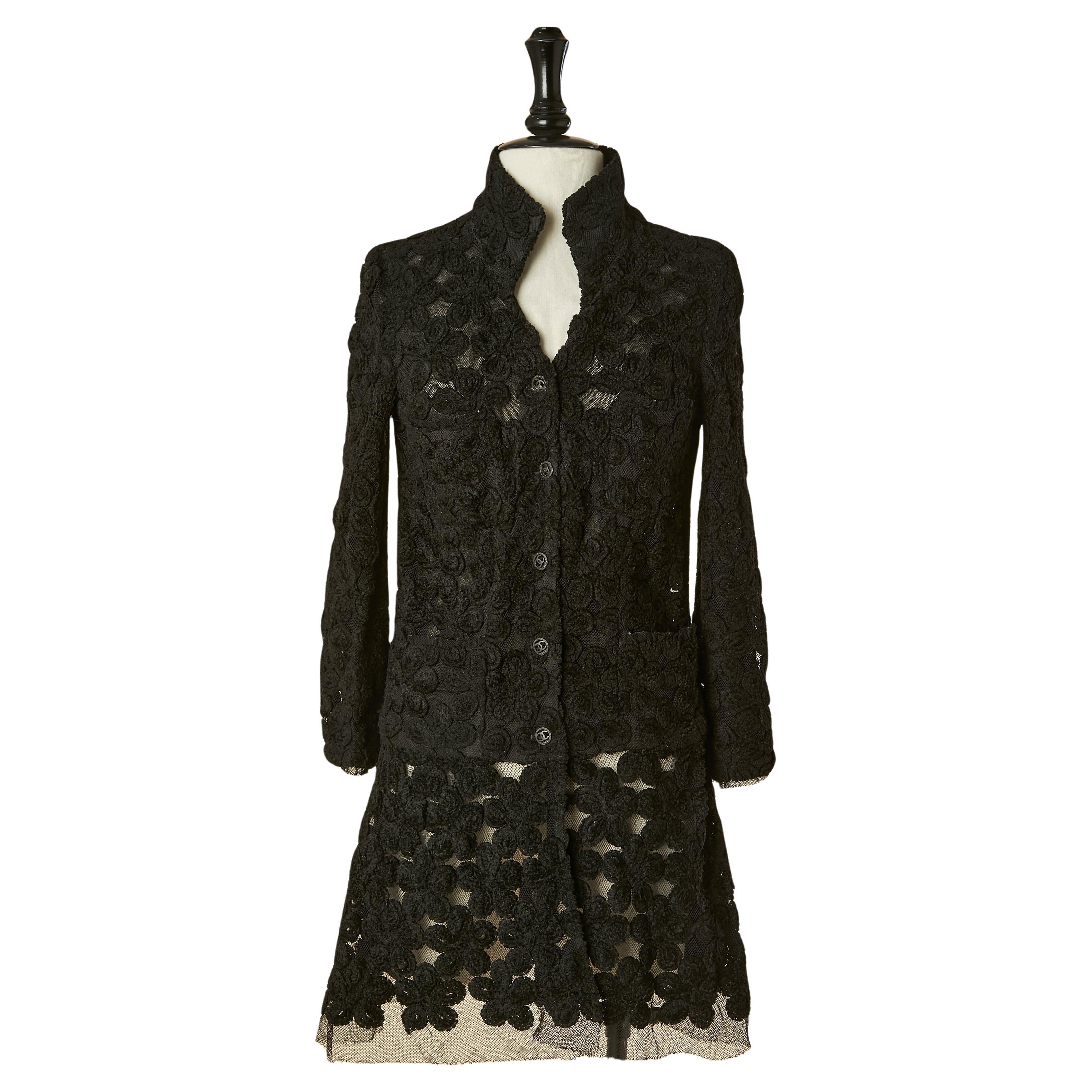 Manteau noir à simple boutonnage avec application de fleurs en velours sur tulle CHANEL FW 2005 en vente