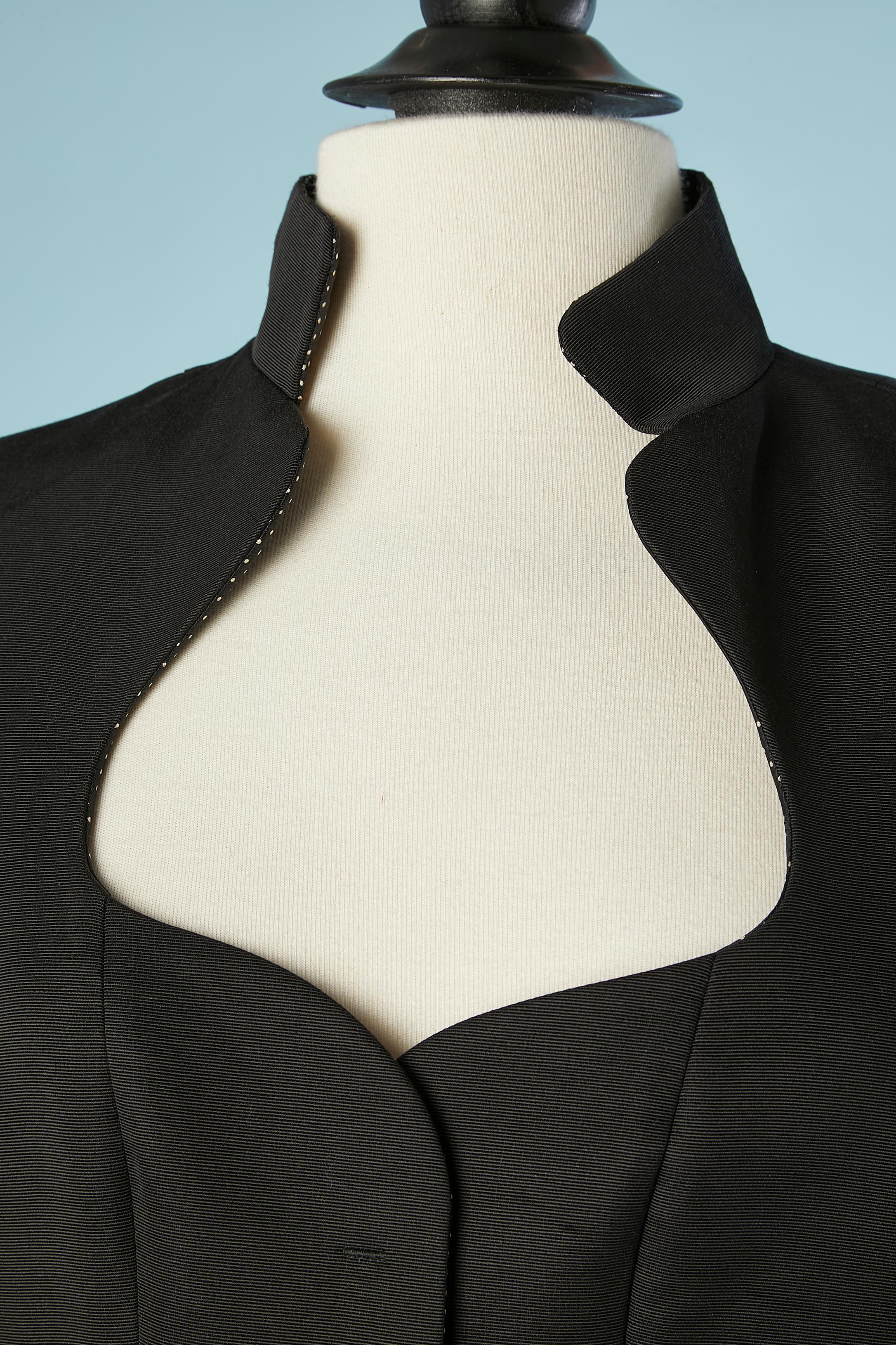 Veste noire à simple boutonnage avec boutons de marque. Composition du tissu : 68% coton, 32% rayonne. Doublure à pois. 
TAILLE 40