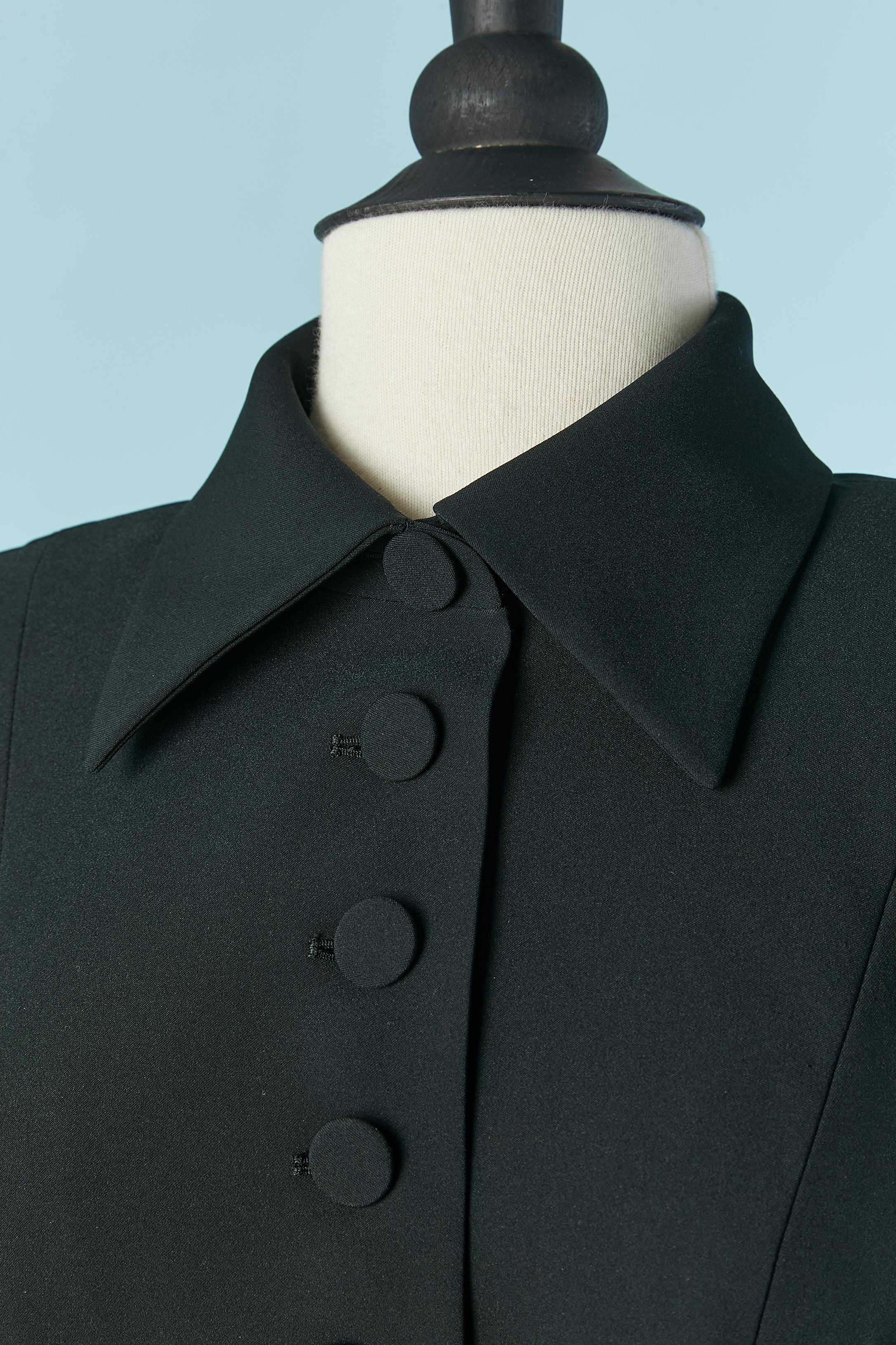 Black single breasted jacket. Shell fabric composition: 41% rayon, 34% acetate, 18% polyamide, 7% elastane. 
Lining composition: 57% rayon, 43% polyester.
Shoulder pad. Button covered with fabric and buttonhole closure on the middle