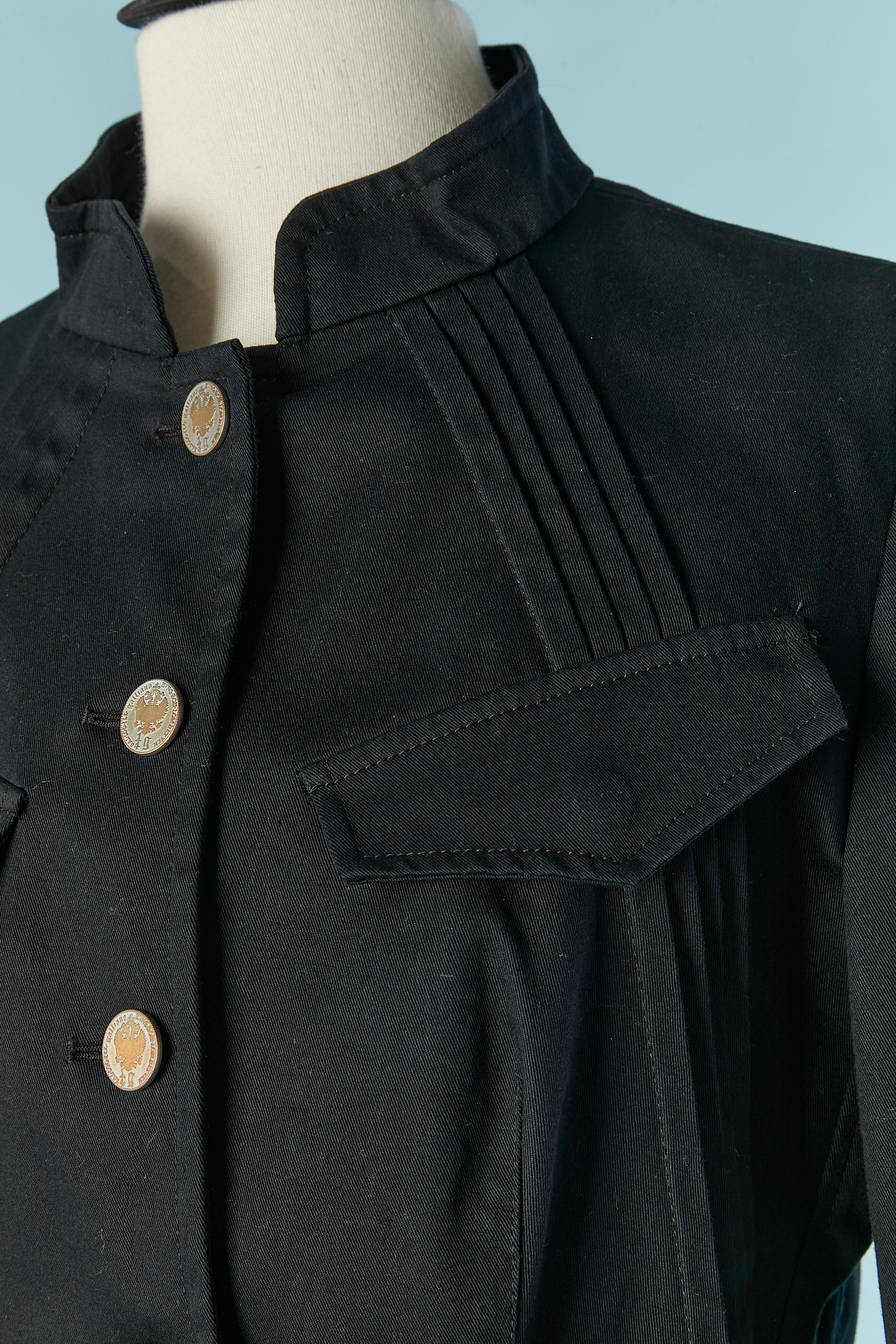 Schwarze einreihige Jacke mit Stickereien und Applikationen. 
Zusammensetzung des Hauptmaterials: 98% Baumwolle, 2% Elastan. Innenfutter mit Branding und Druck: 50% Polyester, 50% Elite, nur im oberen Teil der Jacke. Ansonsten Rohrleitungen.