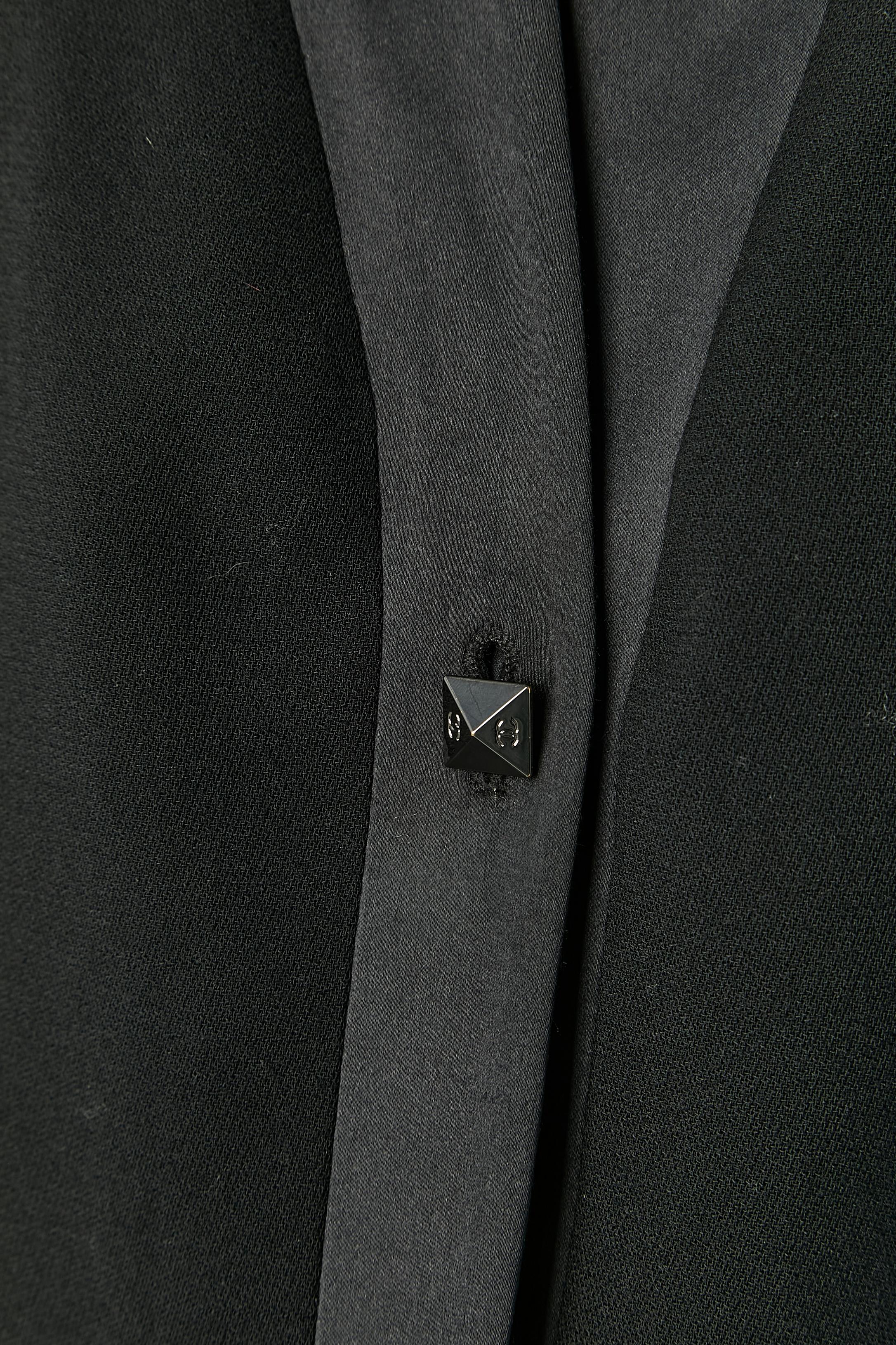 Giacca monopetto nera con collo in seta Chanel 2003 In condizioni ottime in vendita a Saint-Ouen-Sur-Seine, FR