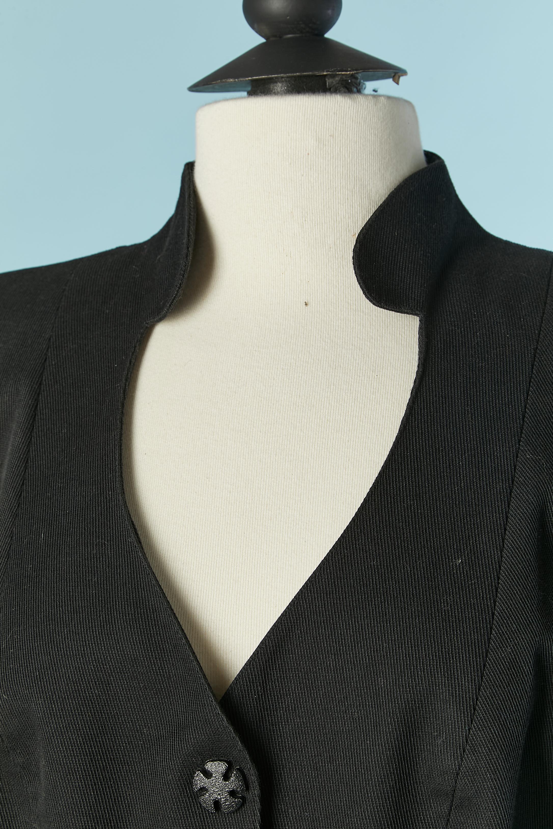 Chaqueta negra de un solo pecho con abertura en todo el borde inferior. Composición del forro: acetato y rayón.
Hombrera. Cierre a presión en la parte delantera central. 
Longitud total de la parte delantera = 70 cm
Longitud total de la espalda = 60