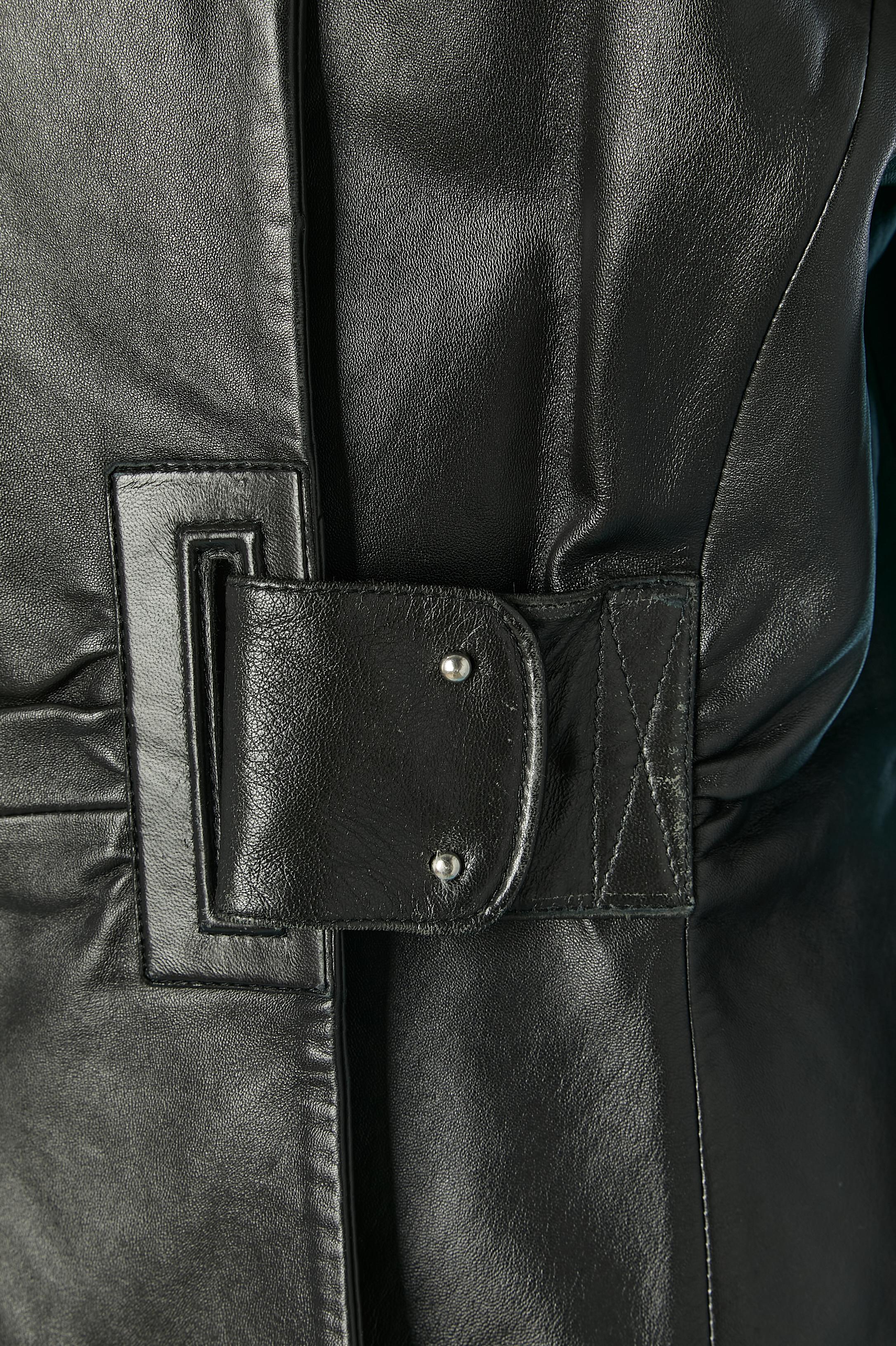 Giacca monopetto nera in pelle con collo a costine in lana. Non c'è l'etichetta della composizione del tessuto per la fodera, ma probabilmente si tratta di rayon. 
Chiusura a scatto sul colletto. Chiusura con gancio e occhiello sul davanti. 4 tasche