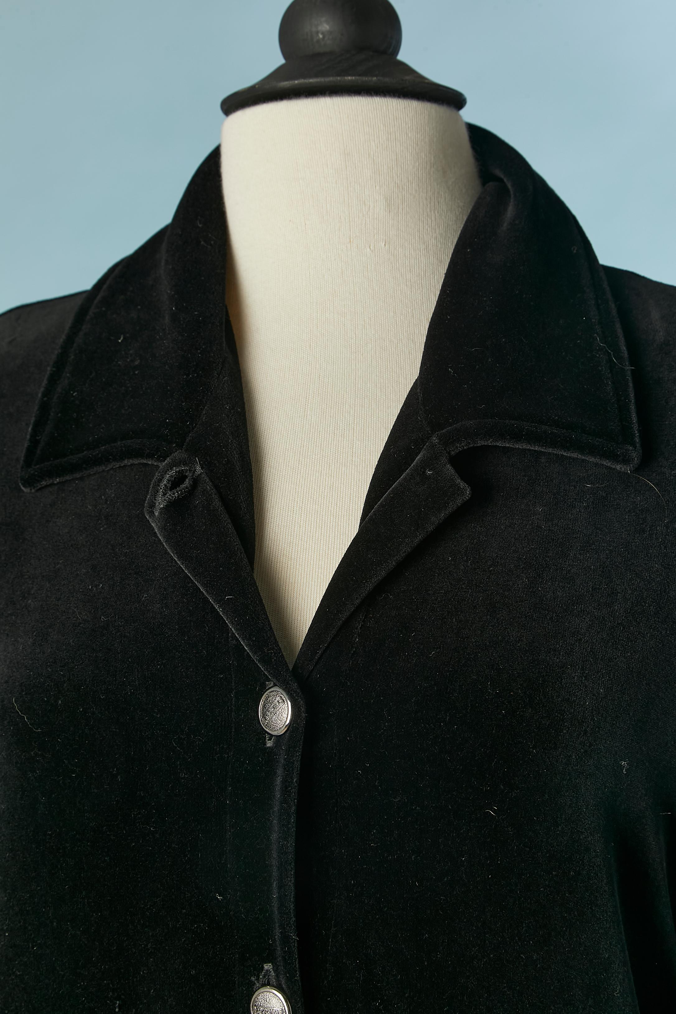 Schwarzer einreihiger Mantel aus Schwamm-Samt . Schulter-Pads. Knöpfe mit Markenzeichen. Tasche mit Reißverschluss. Äußere Absteppung. 
GRÖSSE L 