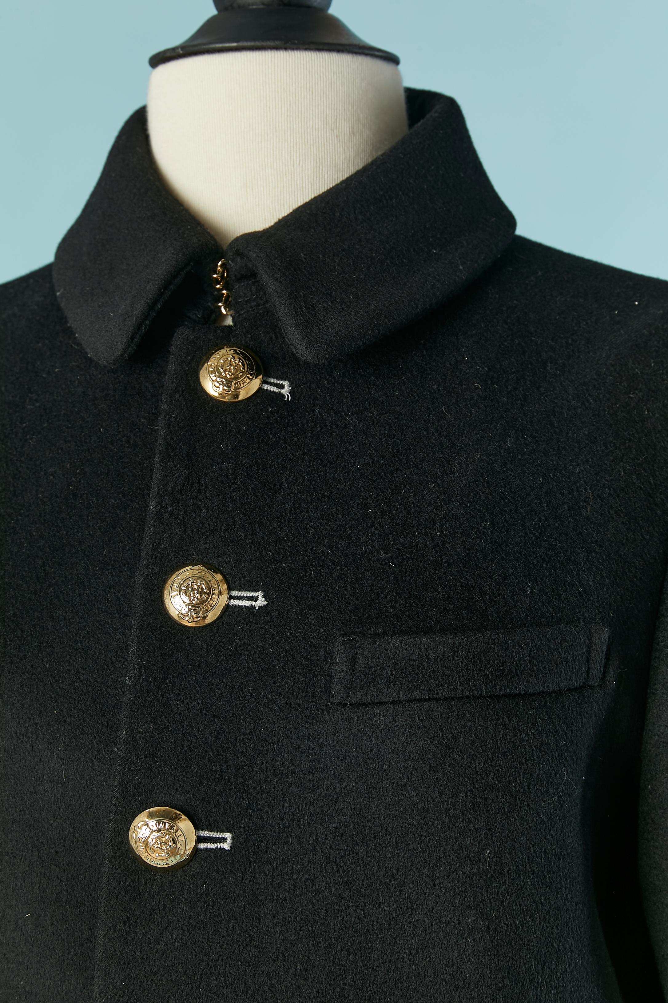 Manteau en laine noir à simple boutonnage avec appliques imprimées. Composition du tissu extérieur : 74% laine, 12% cupro, 2% élasthanne, 3% soie, 9% cachemire. 
Pas d'étiquette de composition du tissu concernant la doublure mais probablement de la