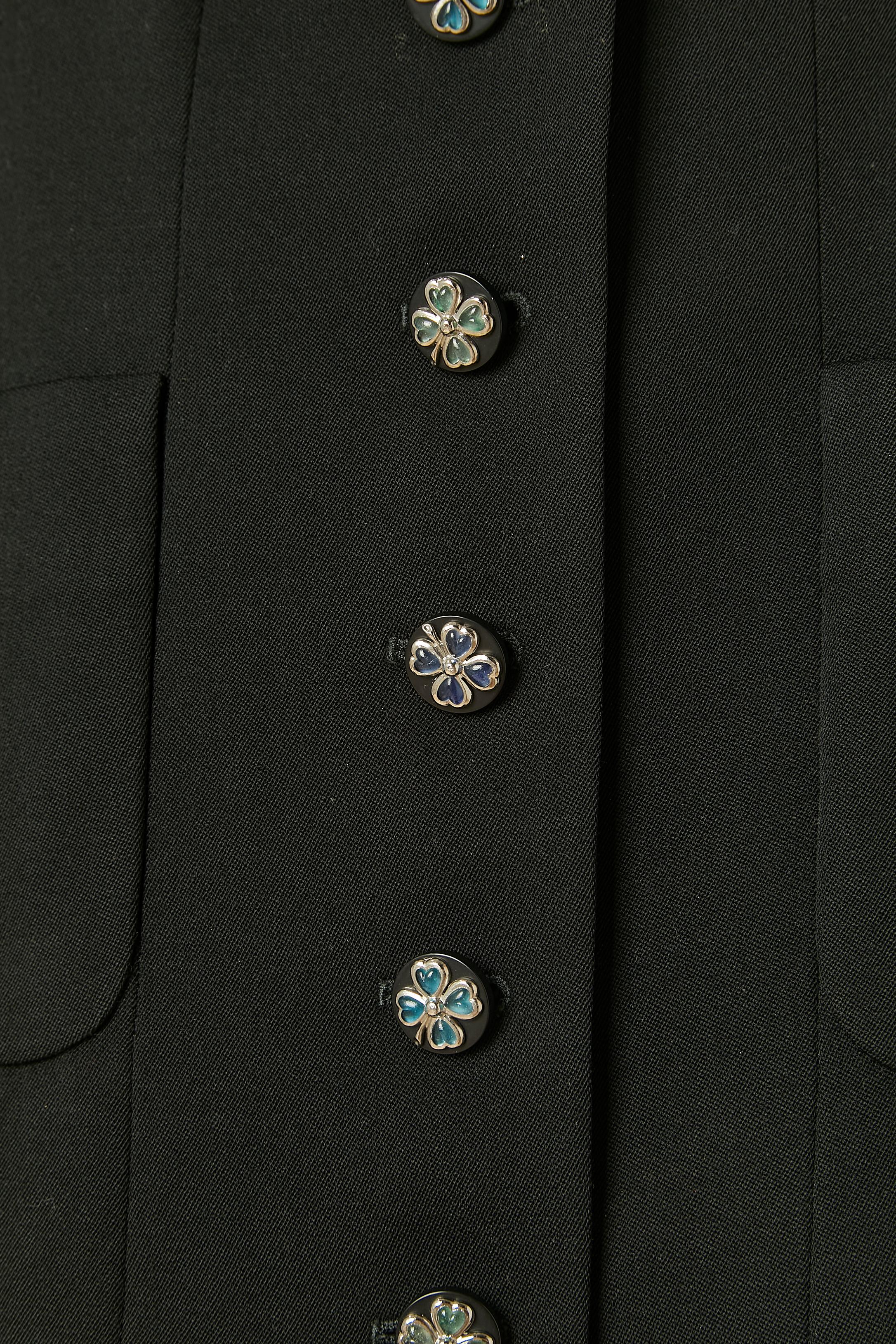 Schwarze, einreihige Wolljacke mit Kleeblattknopf in der vorderen Mitte und Knopfloch, ebenso an den Manschetten. 
Tasche auf beiden Seiten. Kette auf der Innenseite am unteren Rand.
GRÖSSE 42 (Fr) L 
