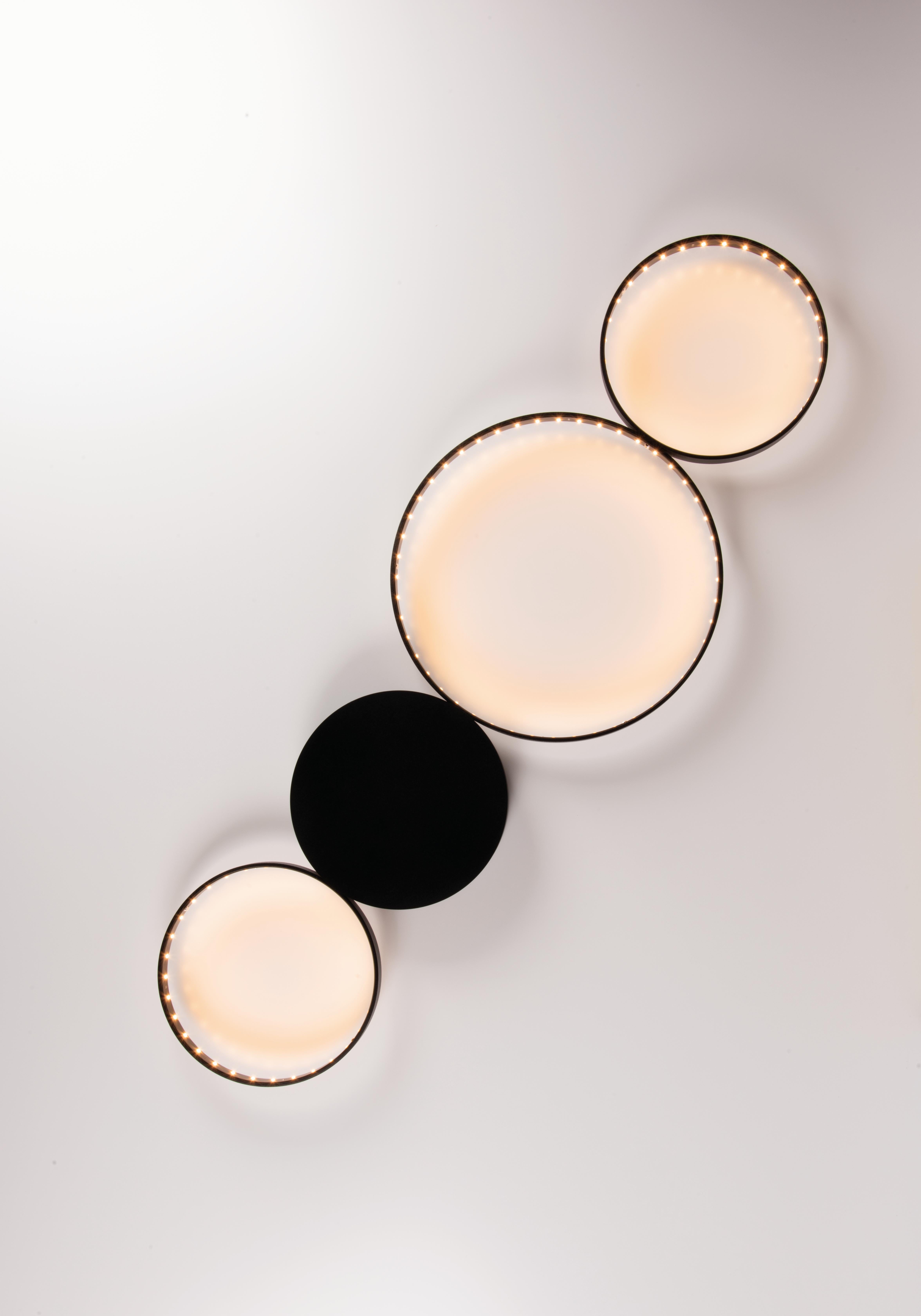 Lámpara de Pared Sirius I Negra by Le Deun Luminaires
Dimensiones: An 93 x Pr 5 x Al 30 cm. 
Materiales: Acero pintado con epoxi.

Es una empresa francesa creada en 1997, especializada en el diseño y la fabricación de iluminación de bajo consumo