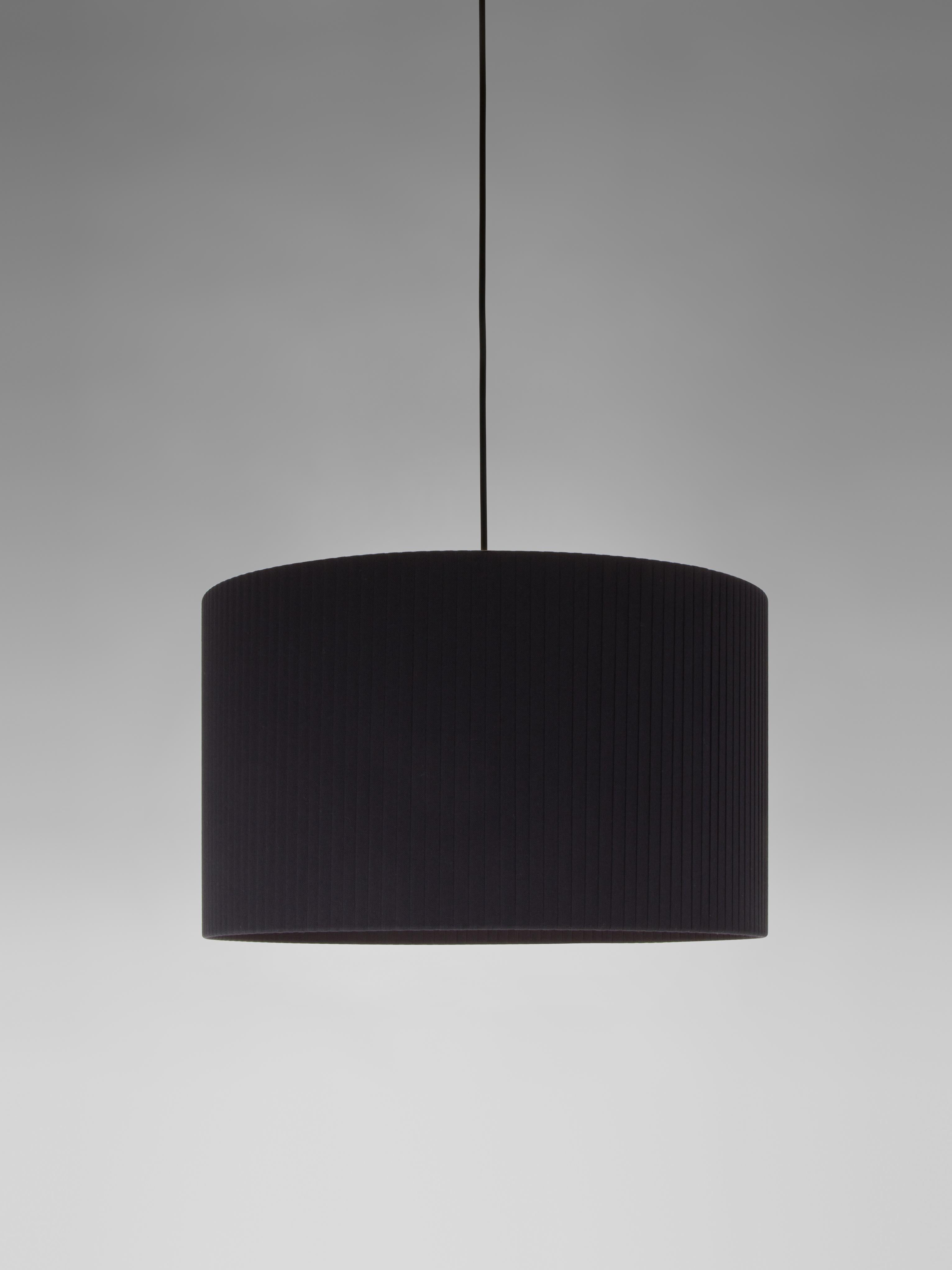 Black Sísísí Cilíndricas GT2 pendant lamp by Santa & Cole
Dimensions: D 45 x H 27 cm
Materials: Metal, ribbon.
Available in other colors.
Also available in two lights version.

Cylindrical in shape, there are two sizes: the PT2 being the small