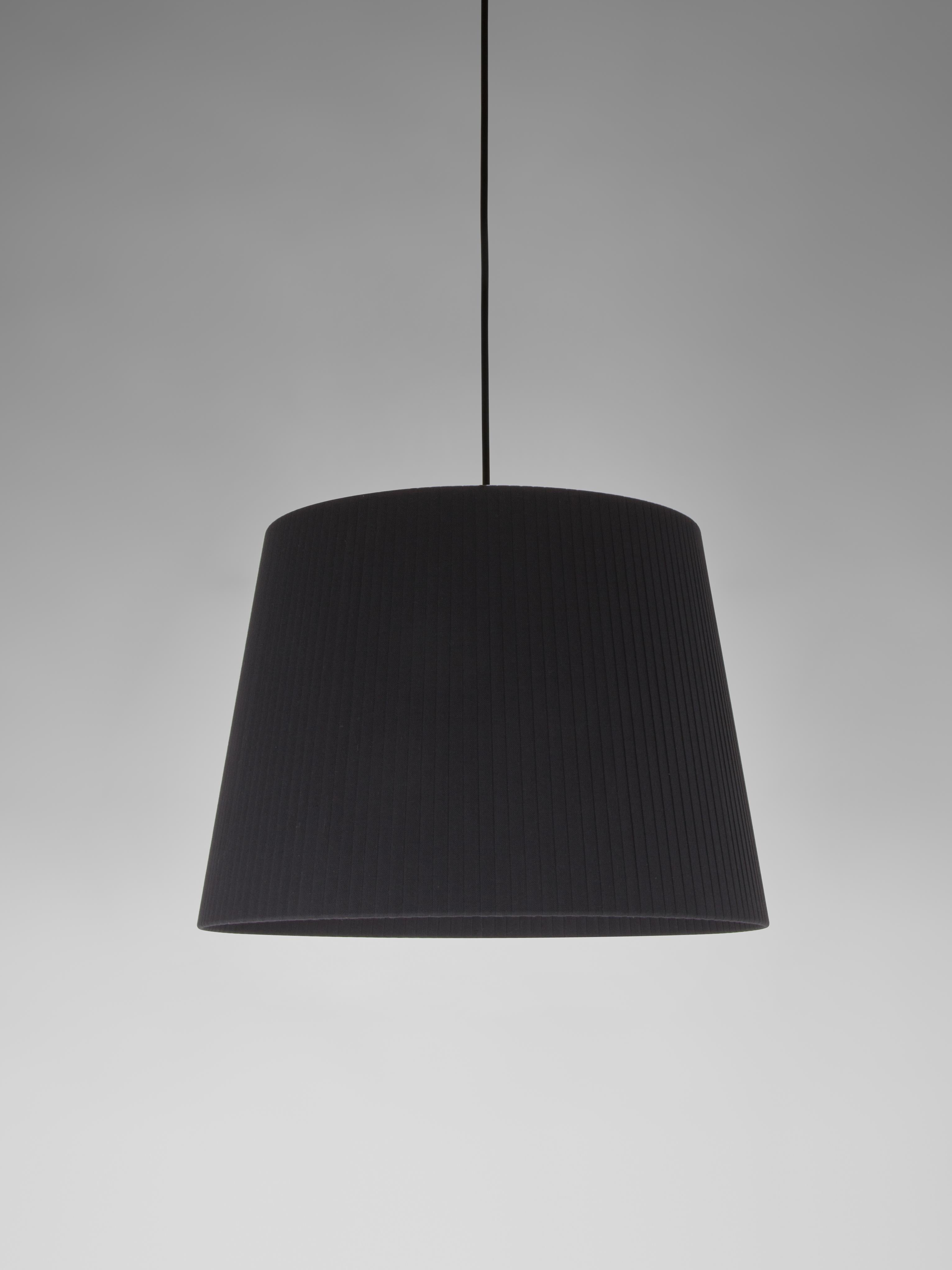 Black Sísísí Cónicas GT1 Pendant Lamp by Santa & Cole.
Dimensions: D 45 x H 32 cm.
Materials: Metal, ribbon.
Available in other colors.
Also available in two lights version.

The conical shape group has multiple finishes and sizes. It consists