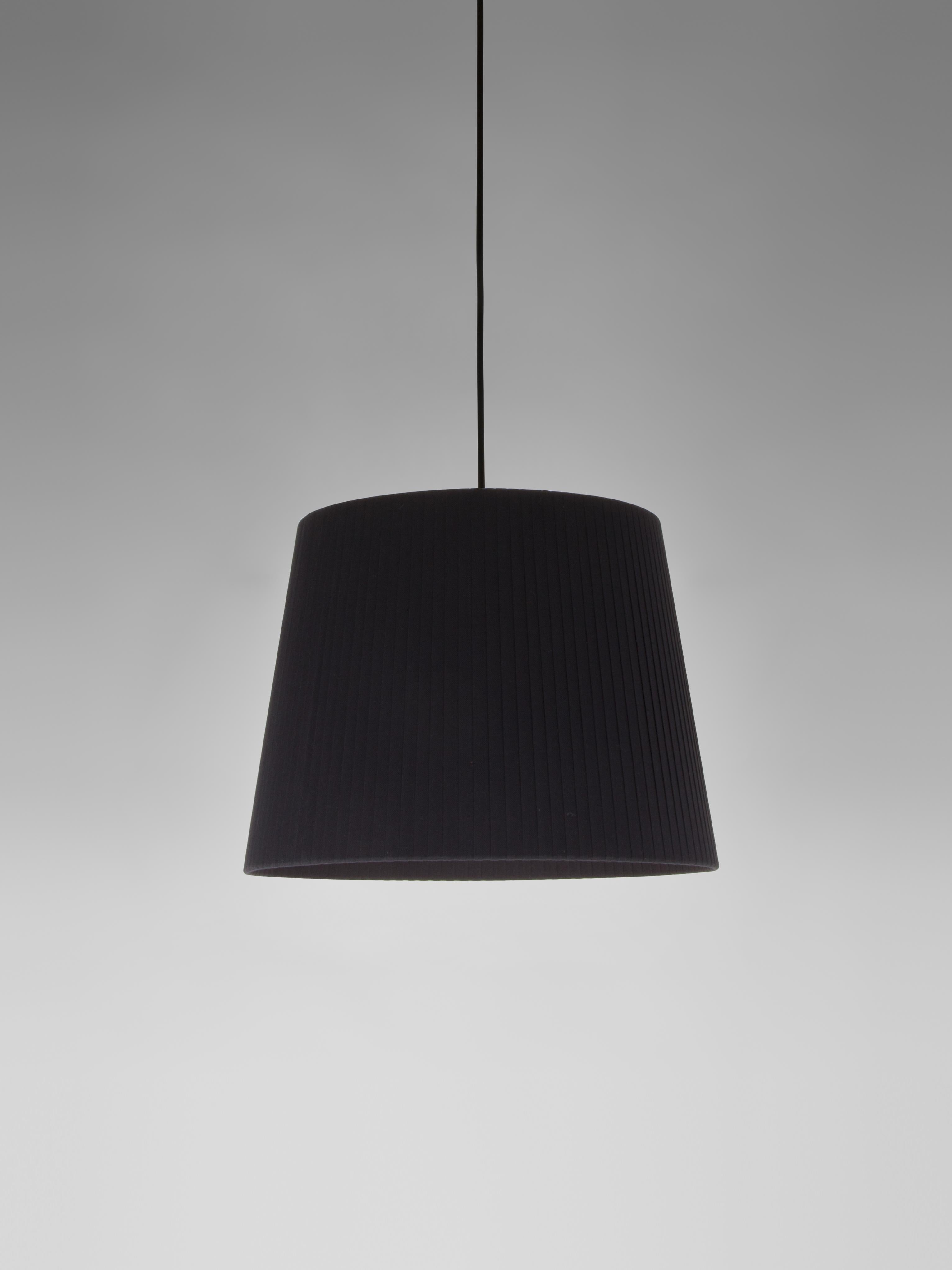 Black Sísísí Cónicas GT3 pendant lamp by Santa & Cole
Dimensions: D 36 x H 27 cm
Materials: metal, ribbon.
Available in other colors.

The conical shape group has multiple finishes and sizes. It consists of four sizes: PT1, MT1, GT1 and GT3,