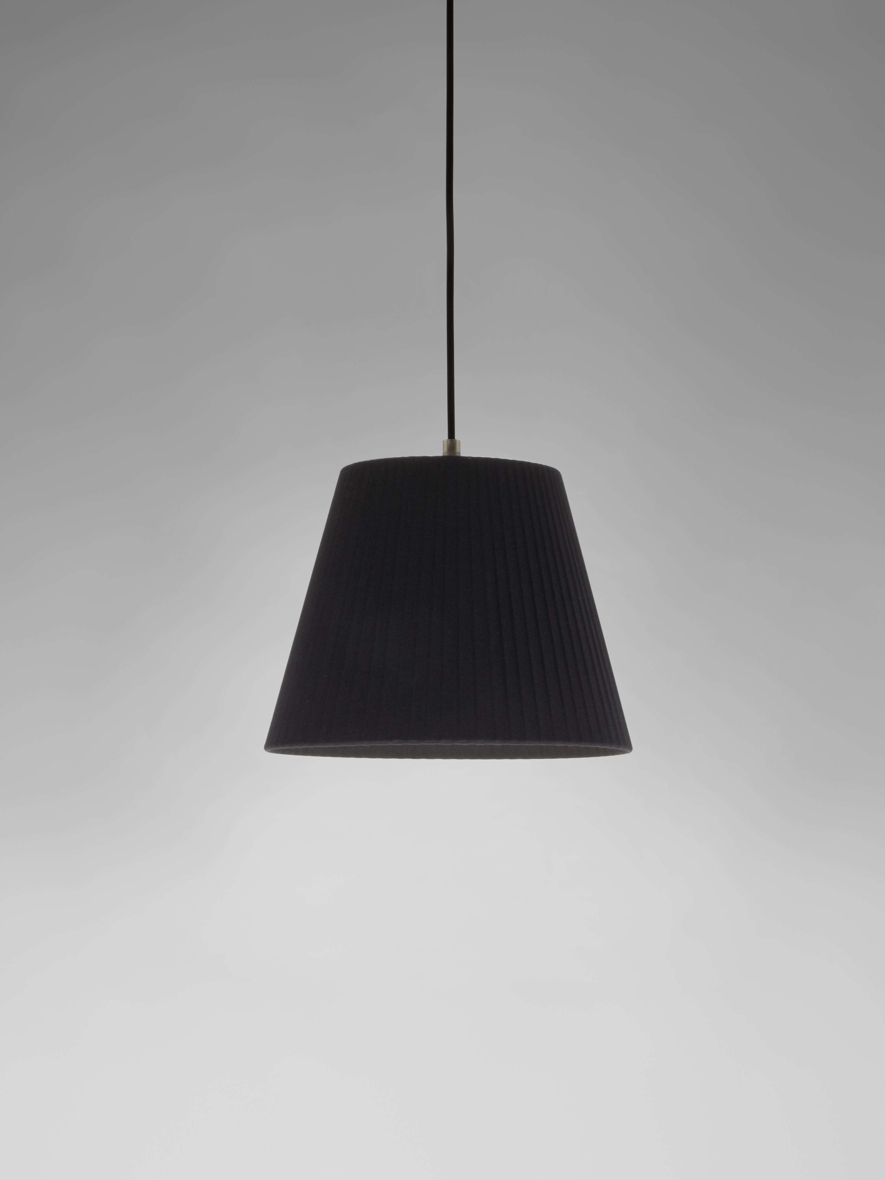 Black sísísí cónicas MT1 pendant lamp by Santa & Cole
Dimensions: D 25 x H 20 cm
Materials: Metal, ribbon.
Available in other colors.

The conical shape group has multiple finishes and sizes. It consists of four sizes: PT1, MT1, GT1 and GT3,