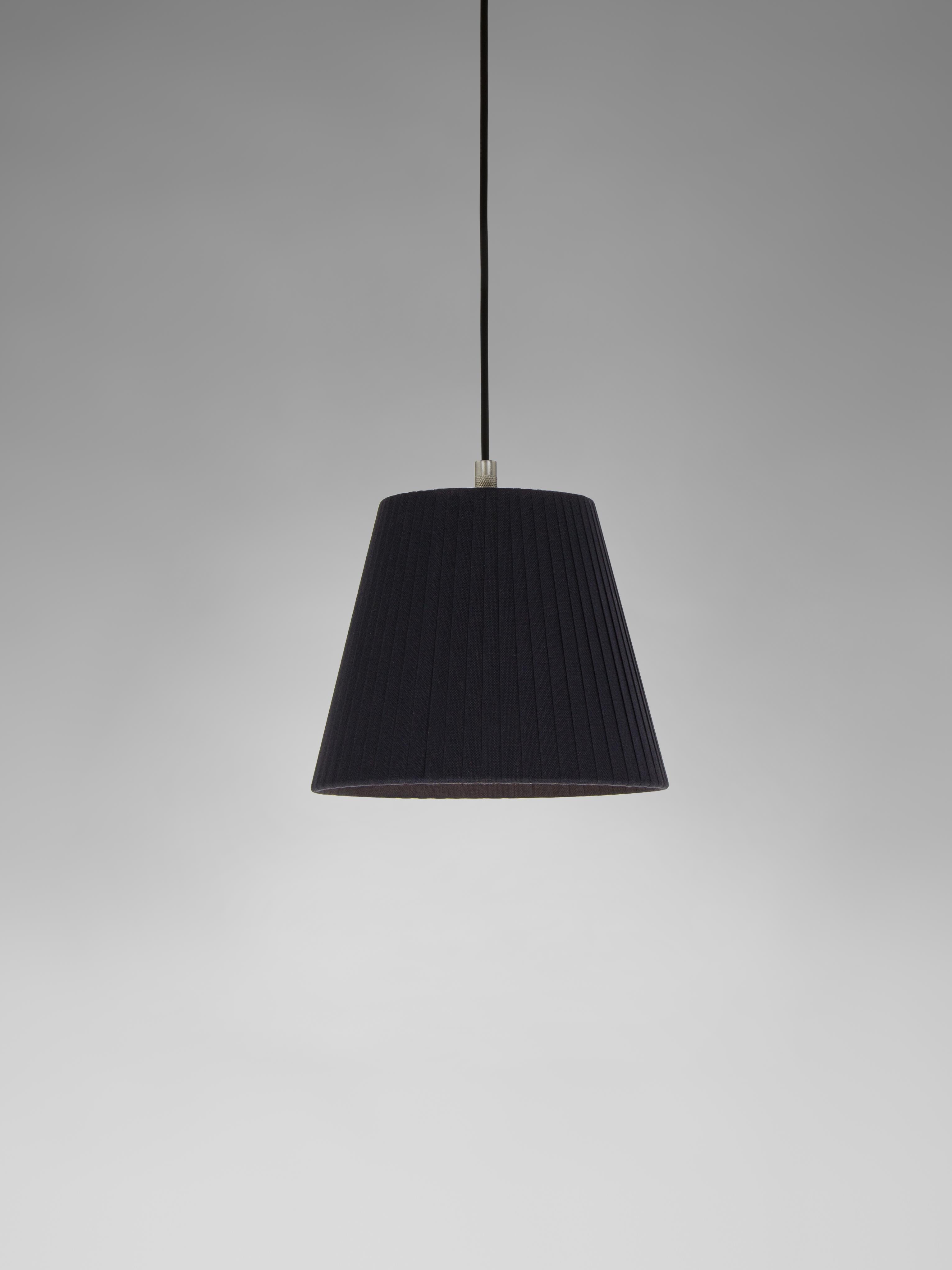 Black Sísísí Cónicas PT1 pendant lamp by Santa & Cole
Dimensions: D 20 x H 16 cm
Materials: Metal, ribbon.
Available in other colors.

The conical shape group has multiple finishes and sizes. It consists of four sizes: PT1, MT1, GT1 and GT3,