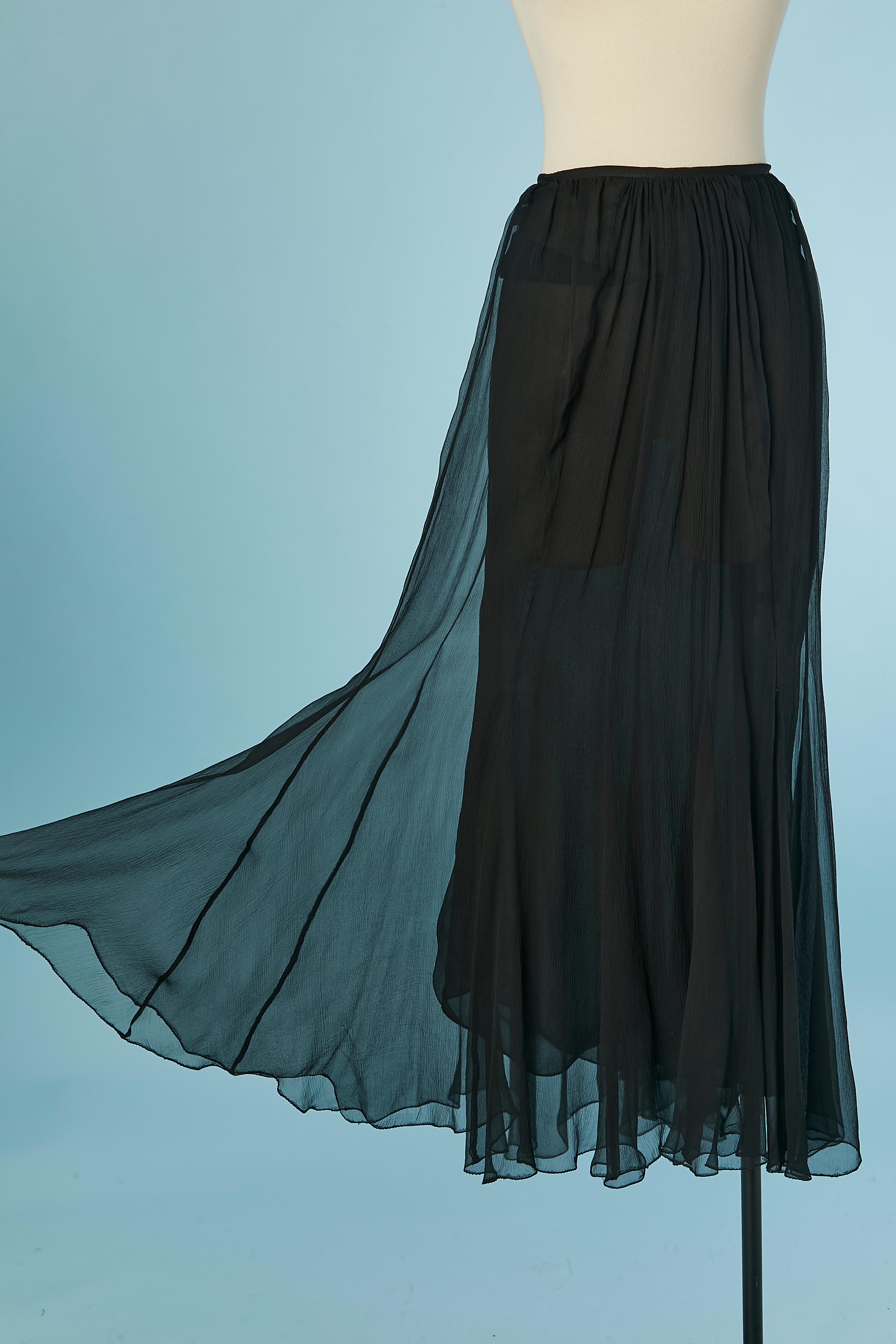 Gonna nera in doppio strato di chiffon di seta. Chiusura a scatto e con gancio sul lato posteriore. 
TAGLIA 36 (Fr) XS (US) 