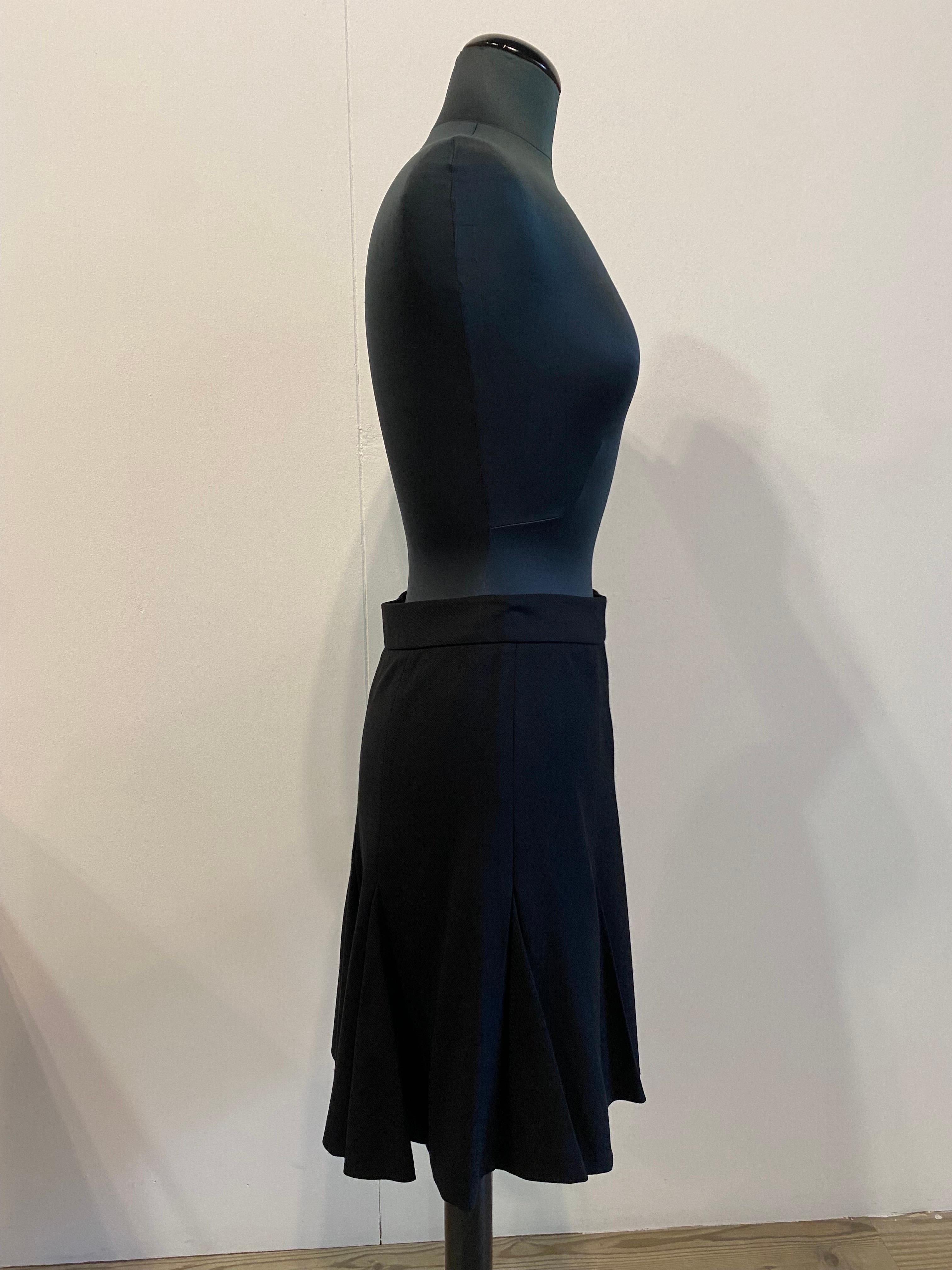 Prada pleated flared black skirt.
Workmanship with very small diagonal ribs.
Made of wool, nylon and other fibres.
It is not lined.
Side zip closure.
Italian size 42.
Waist 36
Length 53
excellent general condition.