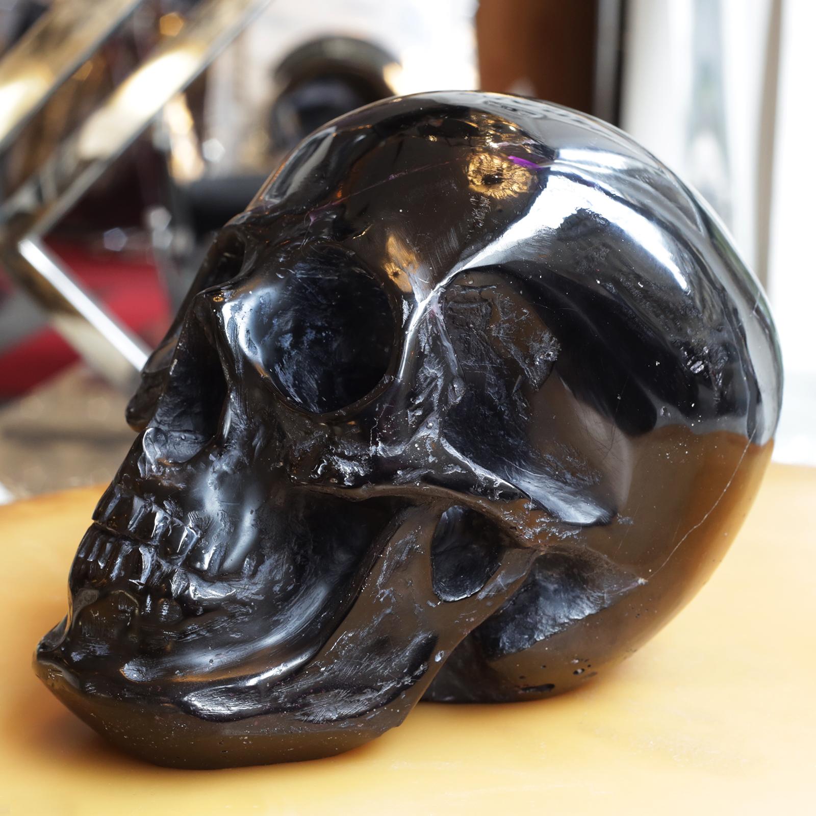 Français Sculpture de crâne noir en pâte de verre noirci en vente