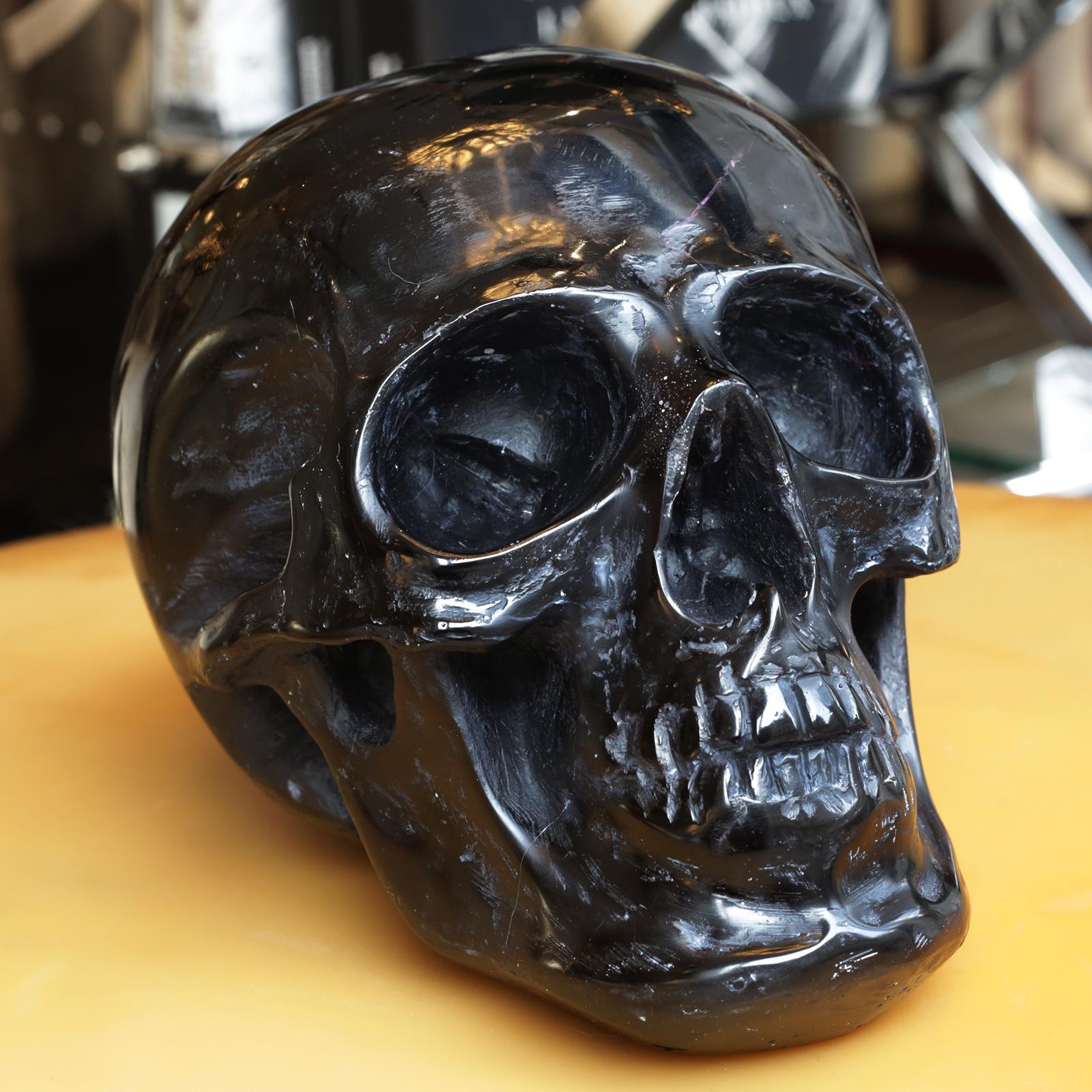 Fait main Sculpture de crâne noir en pâte de verre noirci en vente