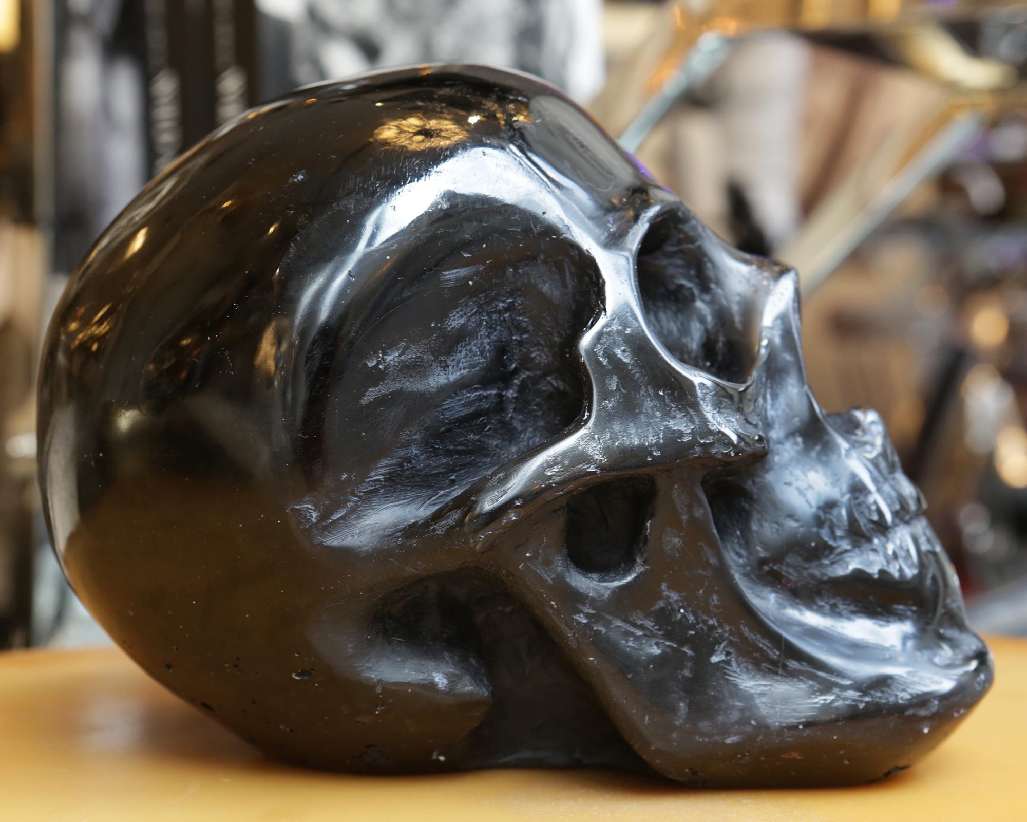 Scultura di teschio nero in pasta di vetro annerita in vendita 1