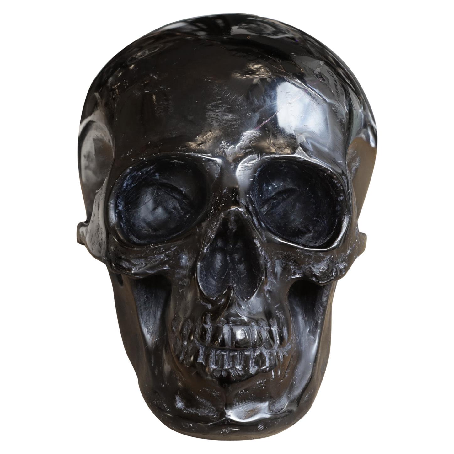 Schwarze Totenkopf-Skulptur aus geschwärztem Glas