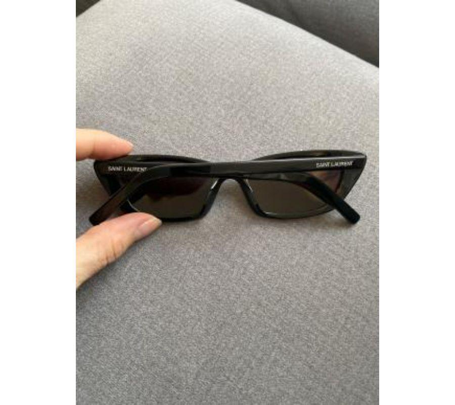 Superbes lunettes de soleil noires Yves Saint Laurent - New Wave SL 277 - Cat Eye style.
 
 Presque jamais porté, mais petite rayure sous le verre droit. Voir les photos.
 
 Les lunettes sont livrées avec l'emballage d'origine, le tissu pour