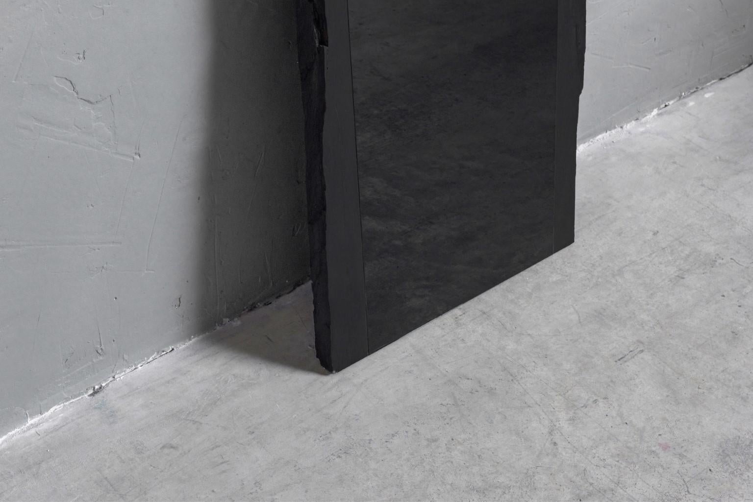 Postmoderno Specchio contemporaneo in ardesia nera 
