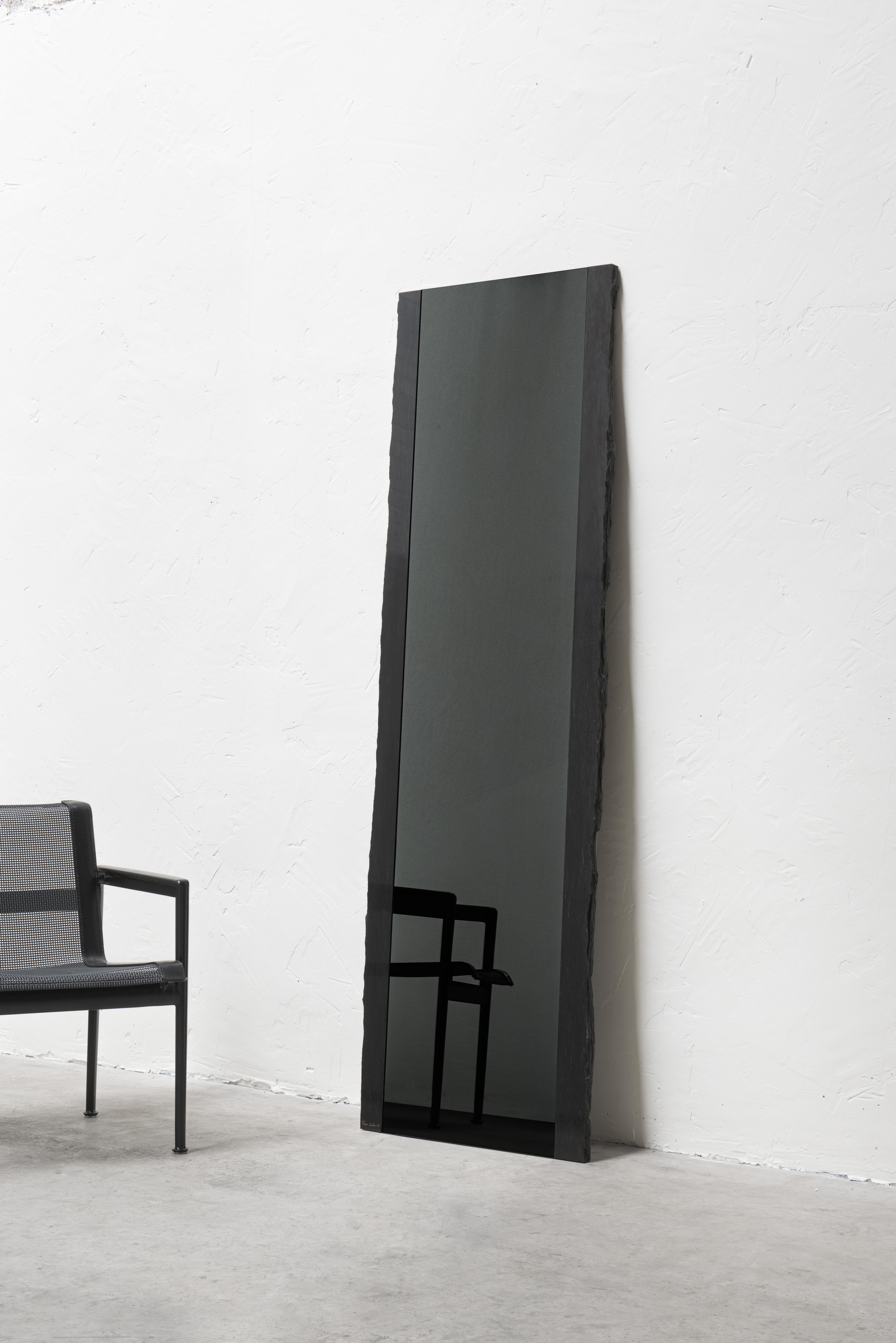 XXIe siècle et contemporain Miroir en ardoise noire 