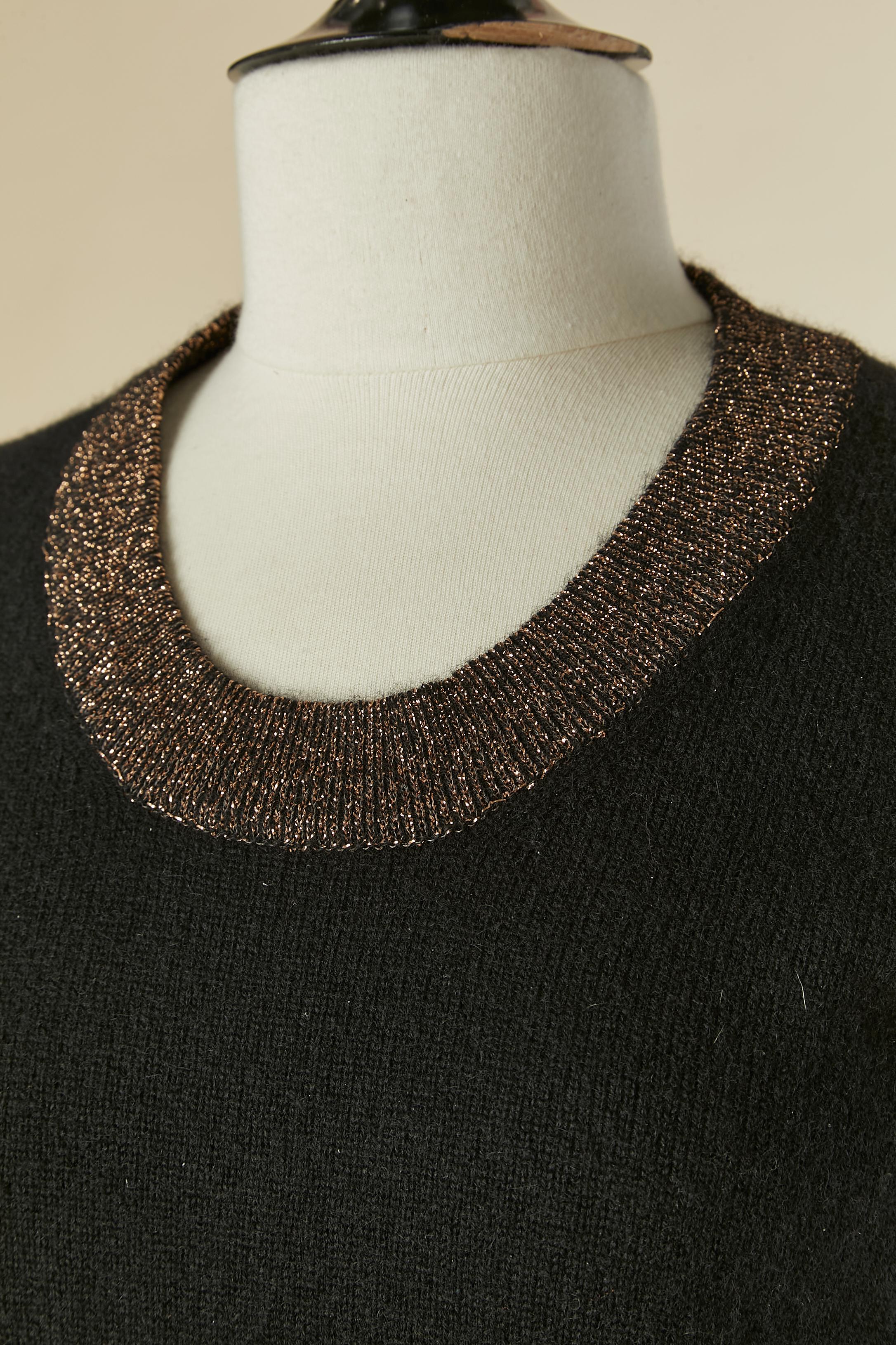 Pull en cachemire noir sans manches avec bord en lurex. Composition du tricot : 94% cachemire, 4% polyester, 2% nylon. 
taille 44 (FR) L. 