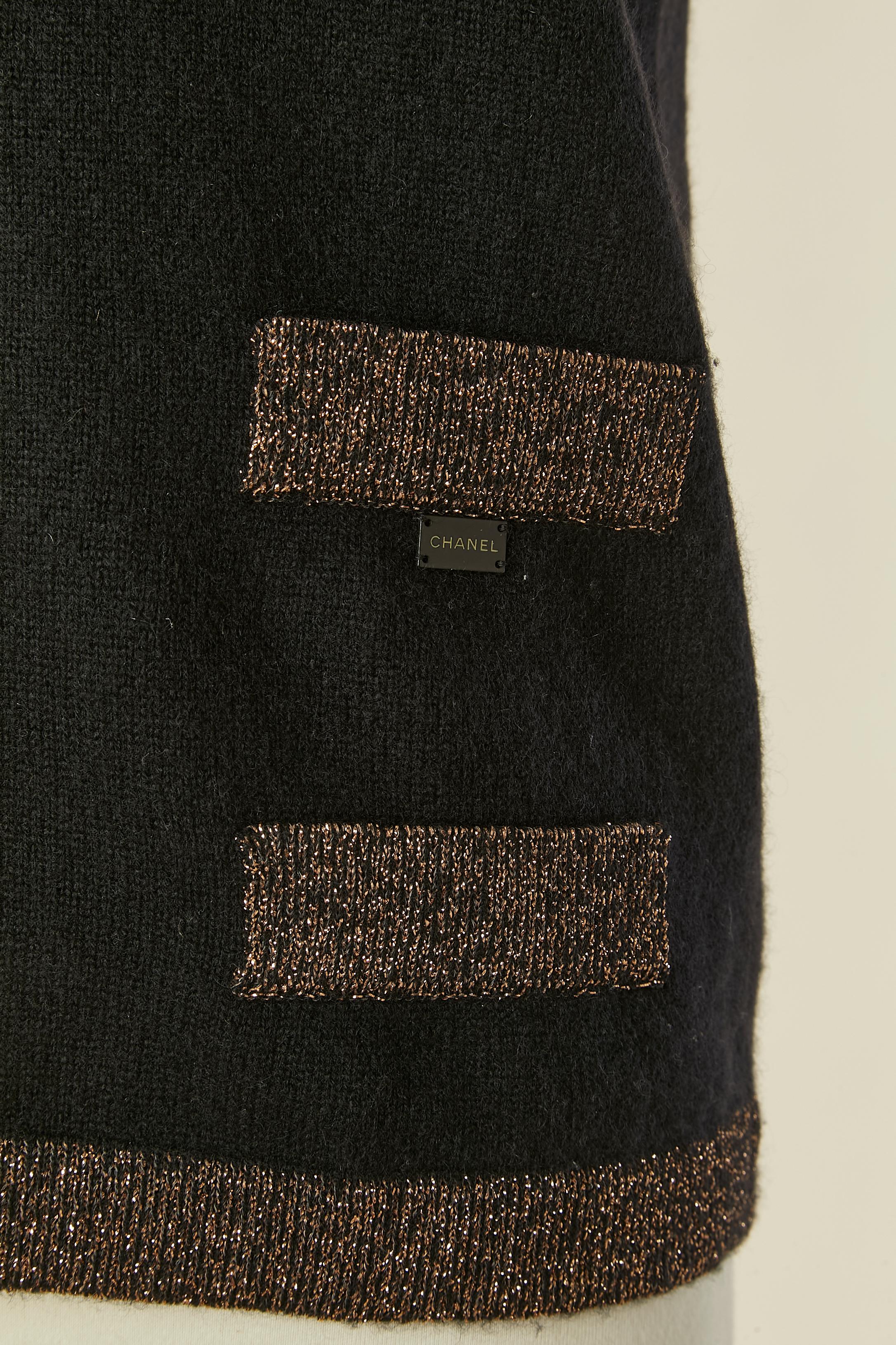 Noir Pull en cachemire noir sans manches avec bord en lurex CHANEL en vente