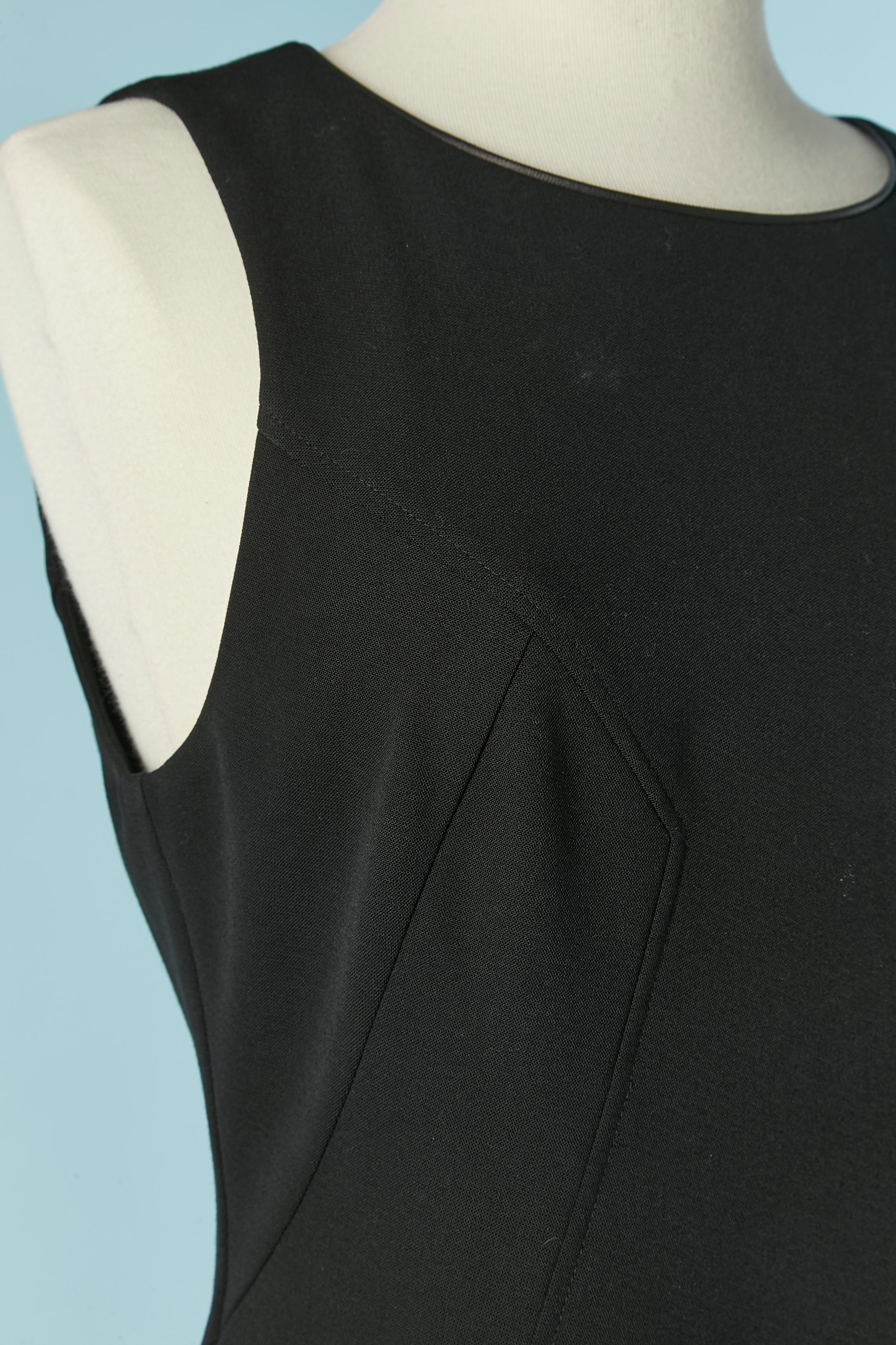 Schwarzes ärmelloses Cocktailkleid . Zusammensetzung des Hauptgewebes: 53% Polyester, 43% Wolle, 4% Elastan. Zusammensetzung des Futters: Polyester. Unsichtbarer Reißverschluss in der Mitte des Rückens + Haken & Öse. 
Tasche auf beiden Seiten.