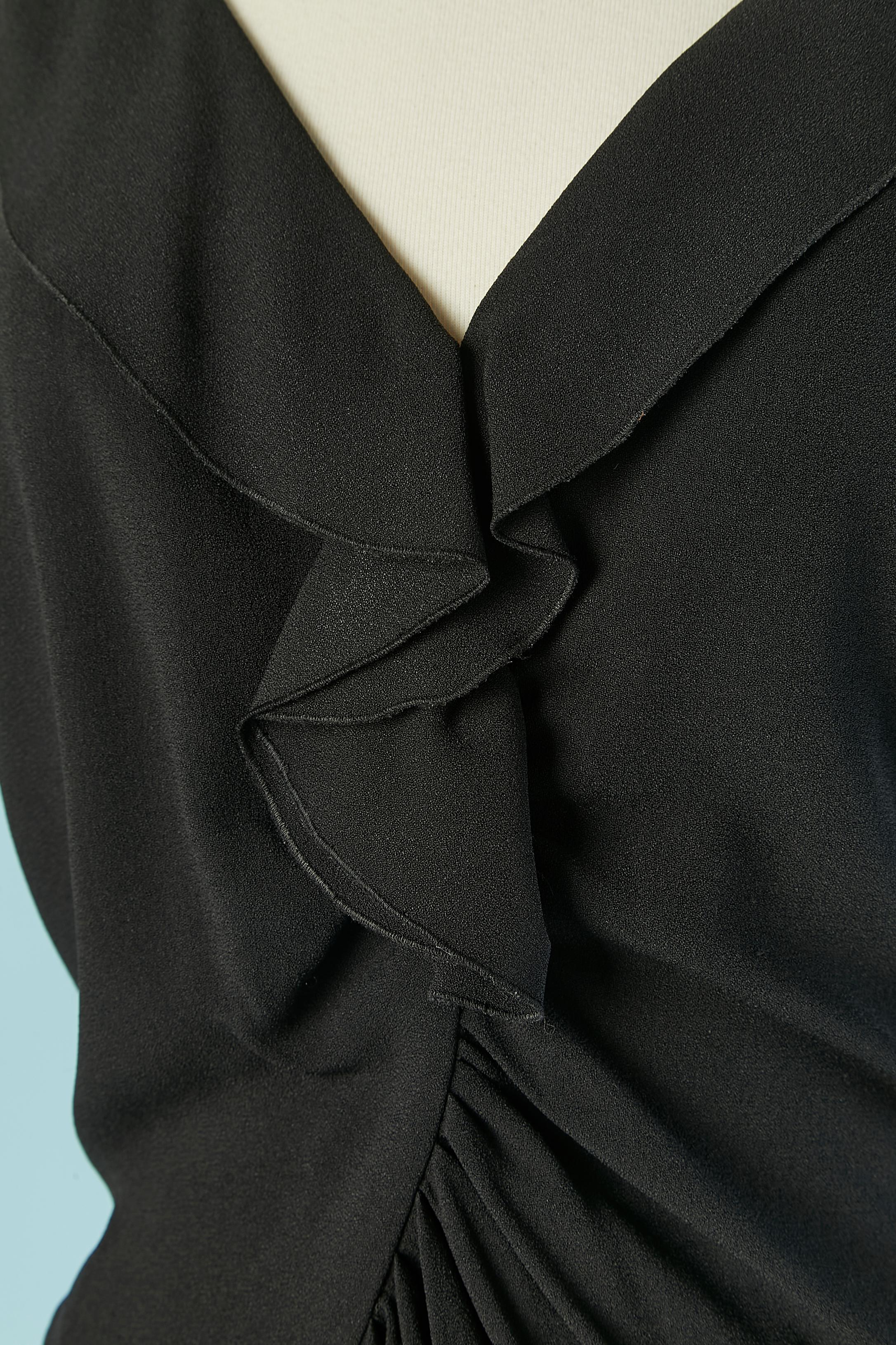 Vestido de cóctel negro sin mangas drapeado en el centro delantero  y borde de volantes alrededor del cuello.  Composición del tejido: 57% acetato, 43% rayón. 
 Cierre con cremallera en la parte central de la espalda. 
TALLA 44 (It) 40 (Fr) M 