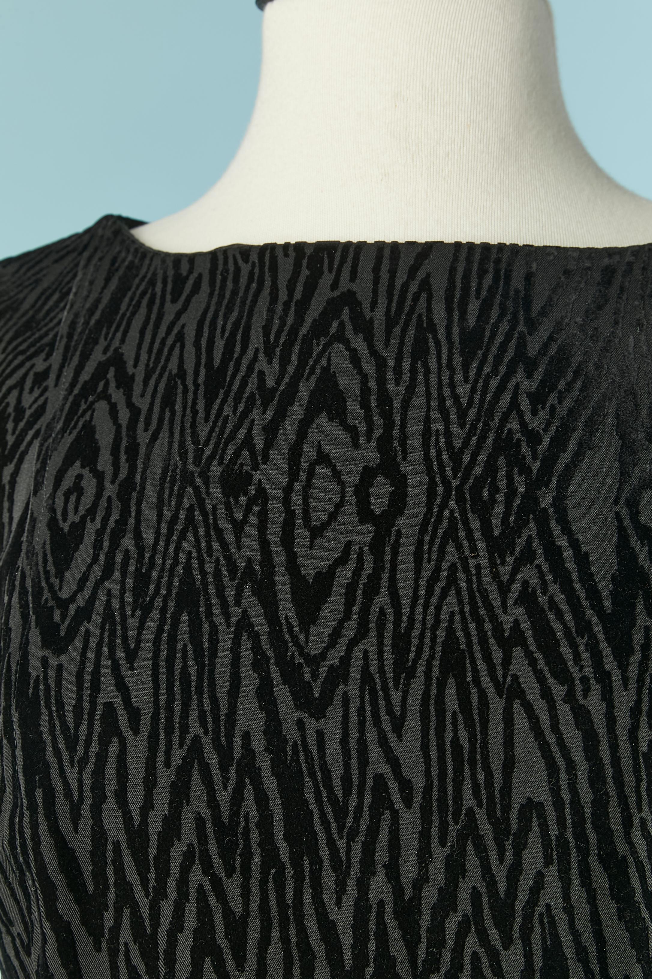 Vestido de cóctel negro sin mangas de terciopelo dévoré. Composición del tejido exterior: 92% poliamida, 8% elastán. Forro de rayón. Hebilla de metal plateado con la marca en el lado izquierdo de la cintura. Hendidura en la parte delantera, longitud