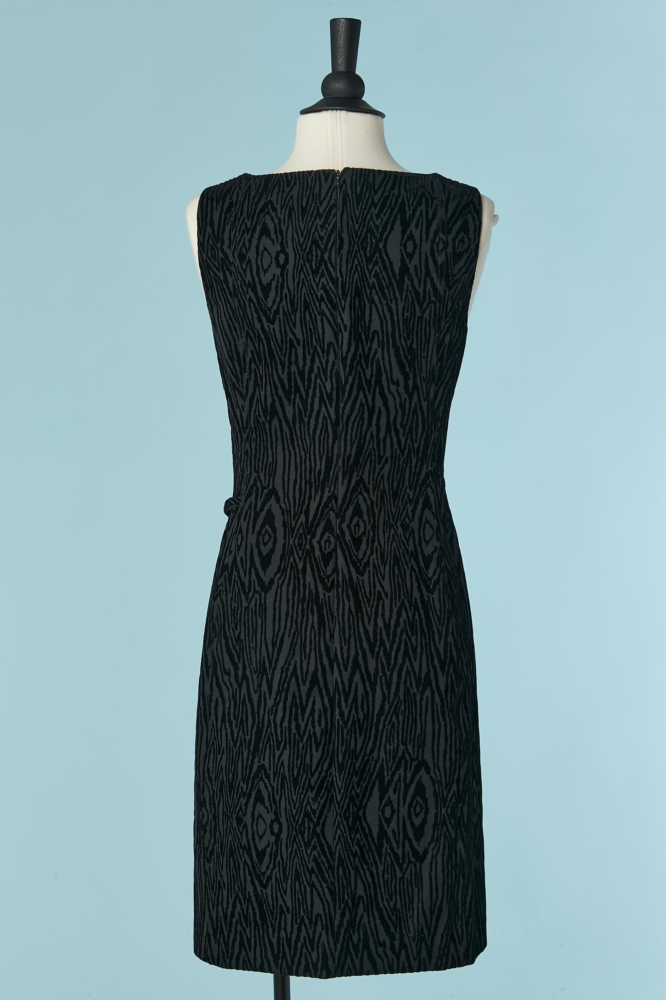 Vestido de cóctel negro sin mangas de terciopelo dévoré Versace Classic V2 en venta 1