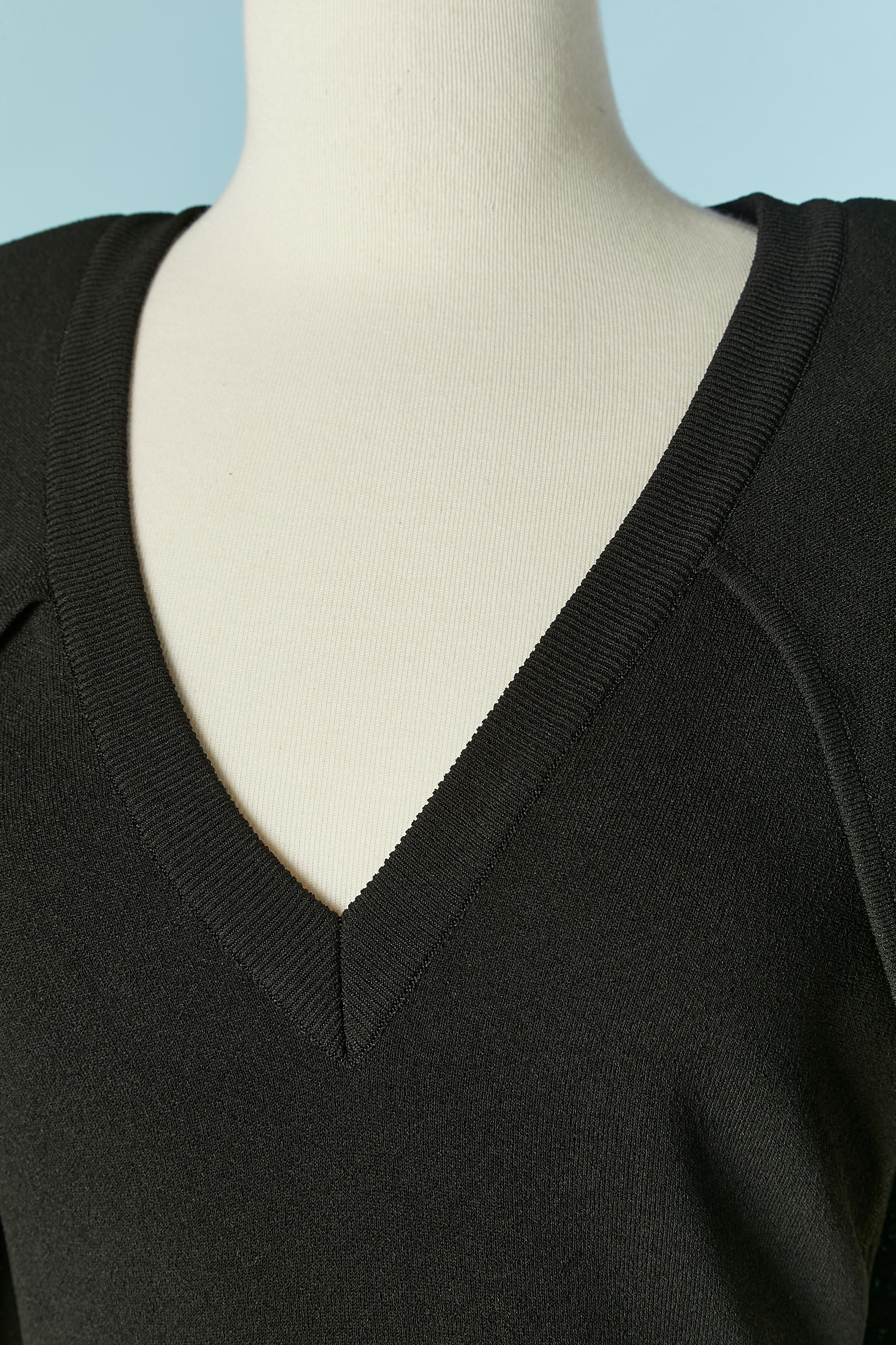 Schwarzes ärmelloses Cocktailkleid mit Umhang 
 (der Umhang ist am Kleid befestigt) Stoffzusammensetzung: 80% Viskose, 19% Polyamid, 1% Elastan.
Schulterpolster. Unsichtbarer Reißverschluss auf der linken Seite.
Auf der Mitte des Rückens geteilt,