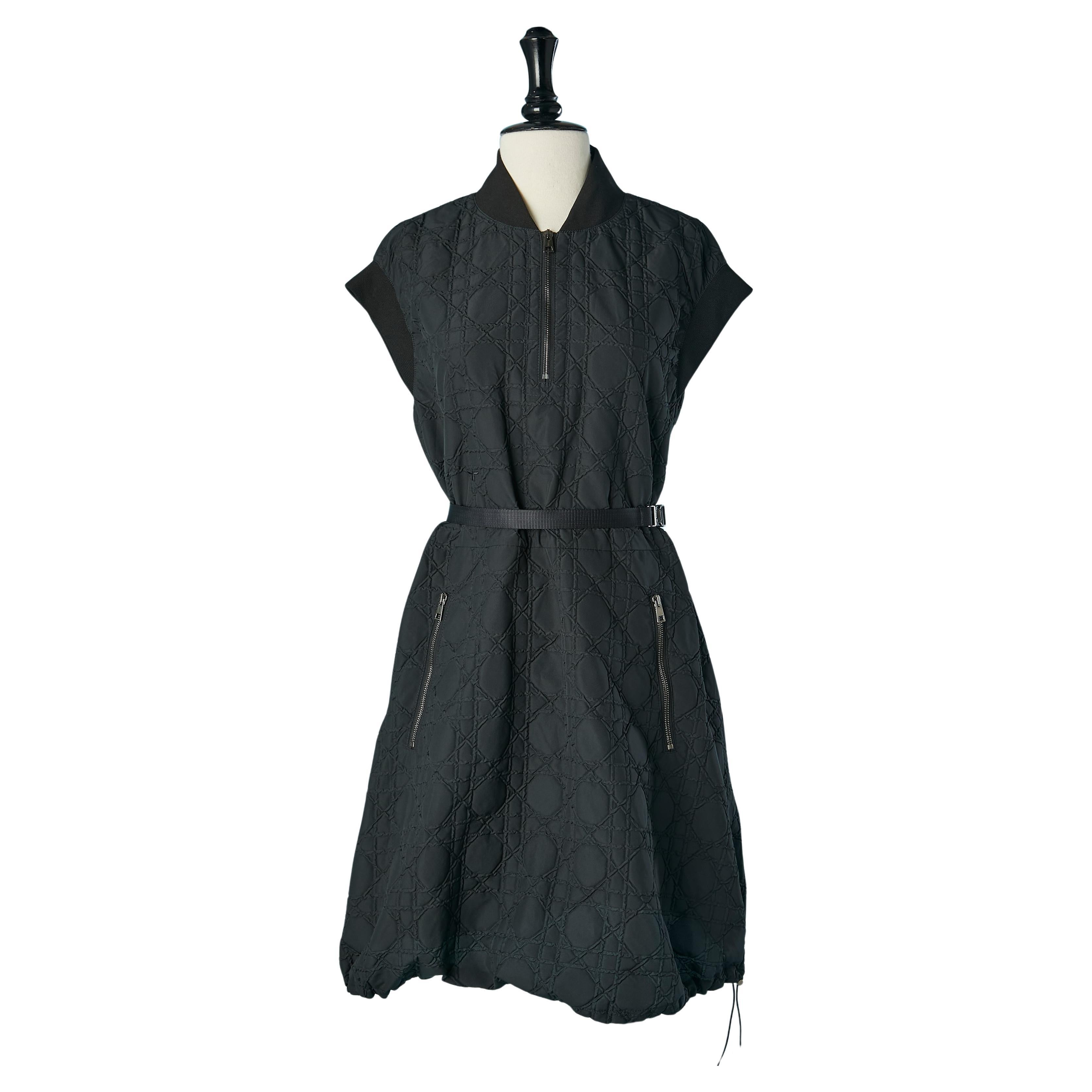 Schwarzes ärmelloses Kleid mit "cannage cloqué"-Muster  CHRISTIAN DIOR SS 2024