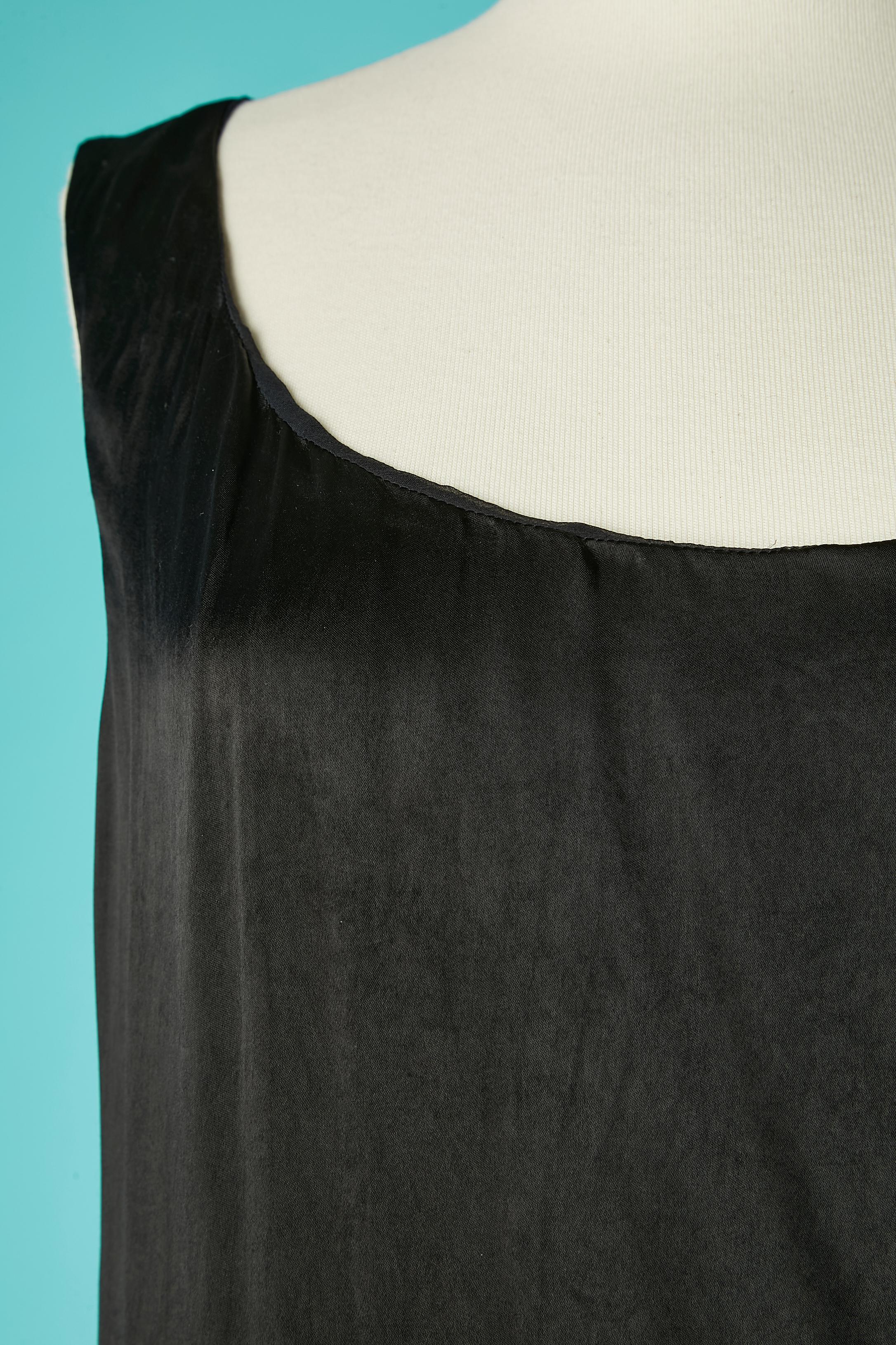 Schwarzes ärmelloses Abendkleid, das auf der linken Hüfte drapiert ist. Hauptstoff: Viskose. Futter: Seidenchiffon, der vom Oberteil bis zur Taille reicht (Gummiband in der Taille an der Seide befestigt) 
Asymmetrisch .
Diese Kollektion wurde 2012