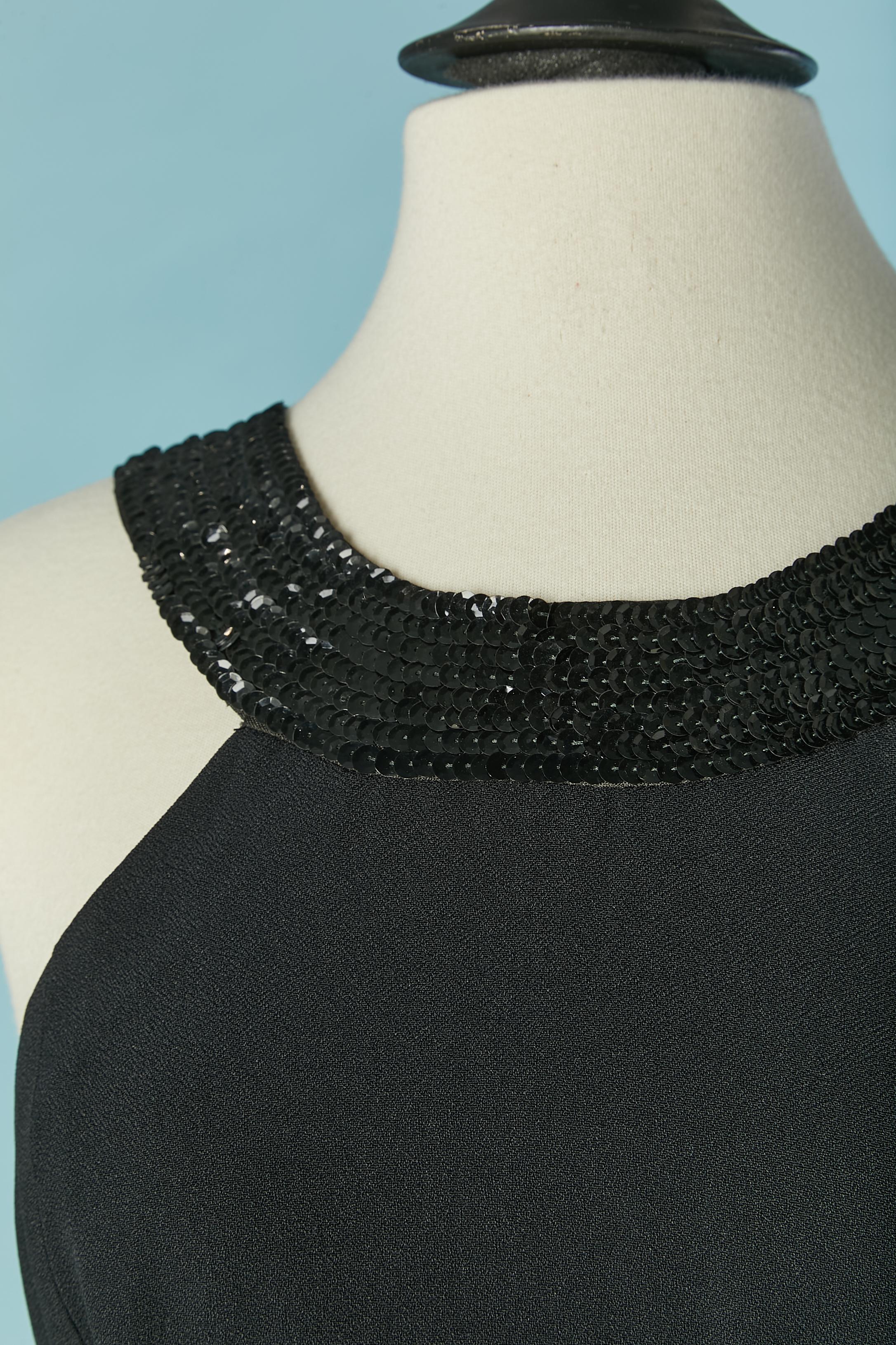 Vestido de noche negro sin mangas con escote de lentejuelas negras. Composición del tejido: 65% acetato, 35% rayón. ( aspecto de crêpe por fuera y satén por dentro) Sin forro. 
BOTONES, OJALES Y CIERRE DE CREMALLERA EN LA PARTE CENTRAL DE LA