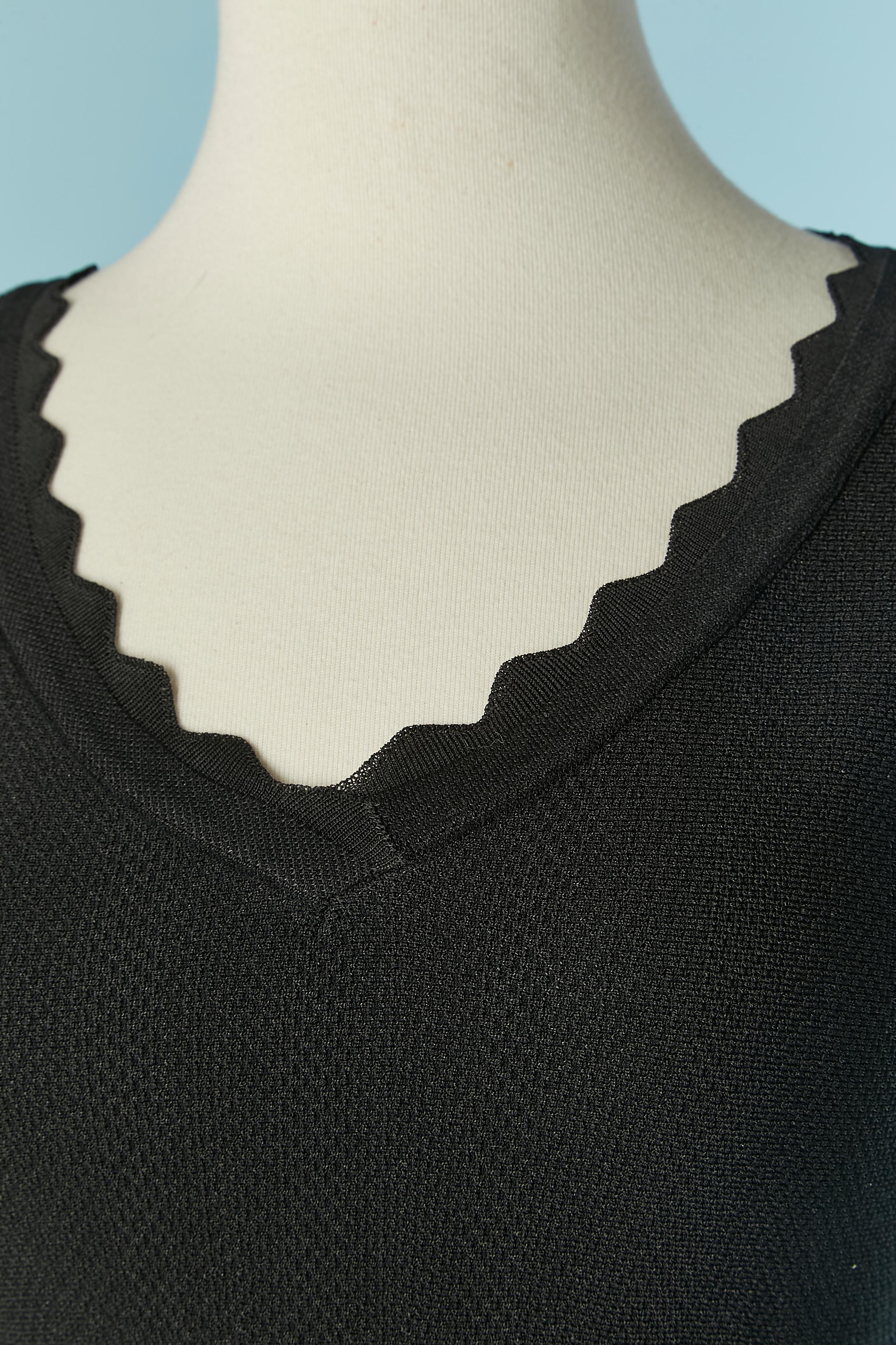 Vestido negro de jacquard sin mangas con forro transparente. Composición del tejido principal: 50% rayón, 40% seda, 10% poliéster. Composición del forro: 100% seda. 
Cierre de cremallera invisible en el centro de la espalda. 
TALLA 34/36 (Fr) XS 