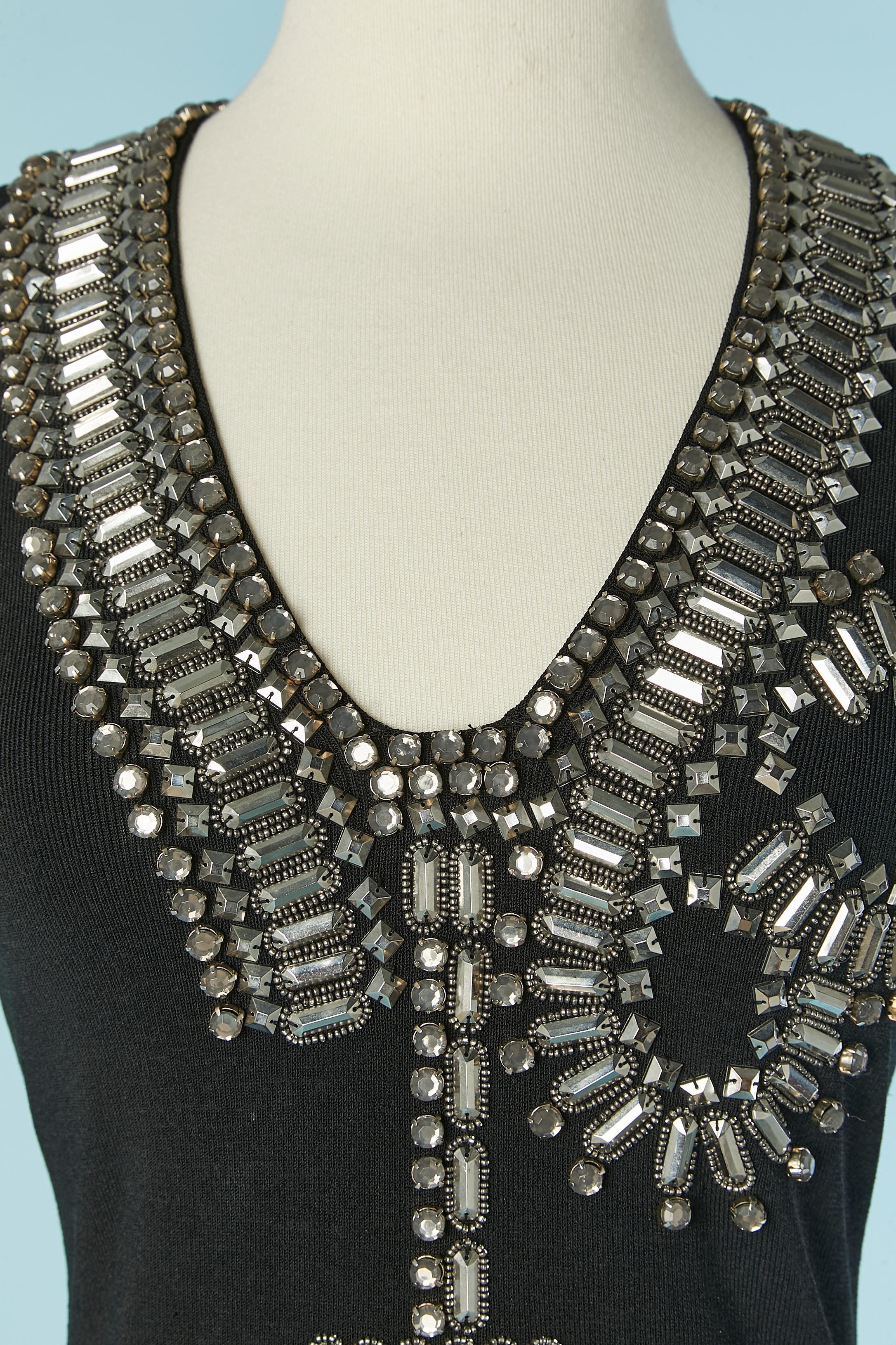 Vestido de cóctel negro de punto sin mangas con adornos. Bordados : 100% acrílico ( strass) y adornos metálicos: latón 
TALLA S 