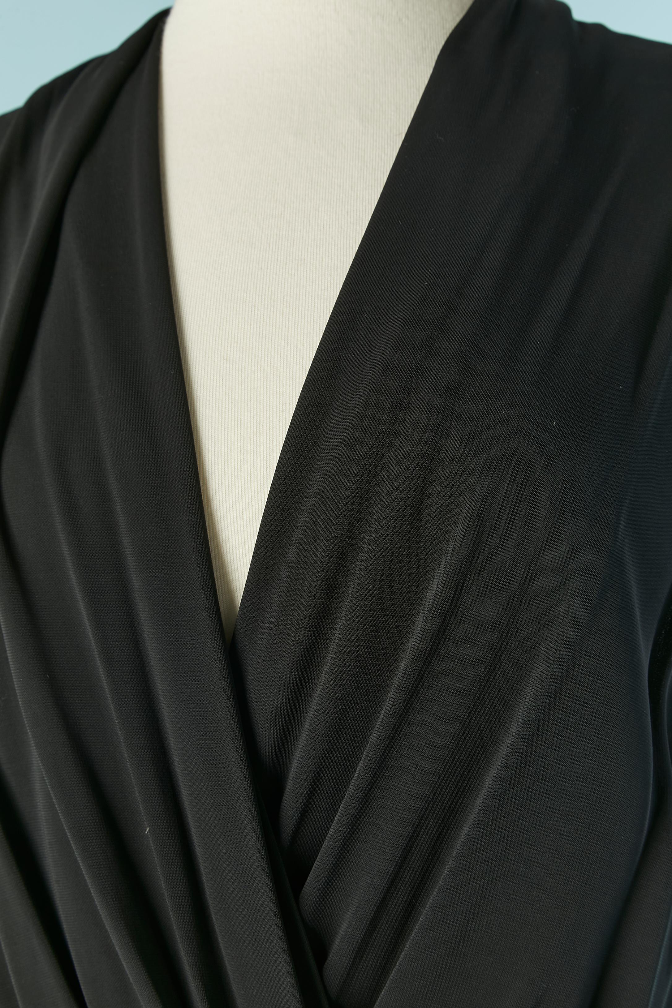 Black sleeveless jersey dress. Fabric composition: 100% rayon
Elastic waist band, pocket on both side. The top part of the dress is wrapped.
SIZE 40 (Fr) M 