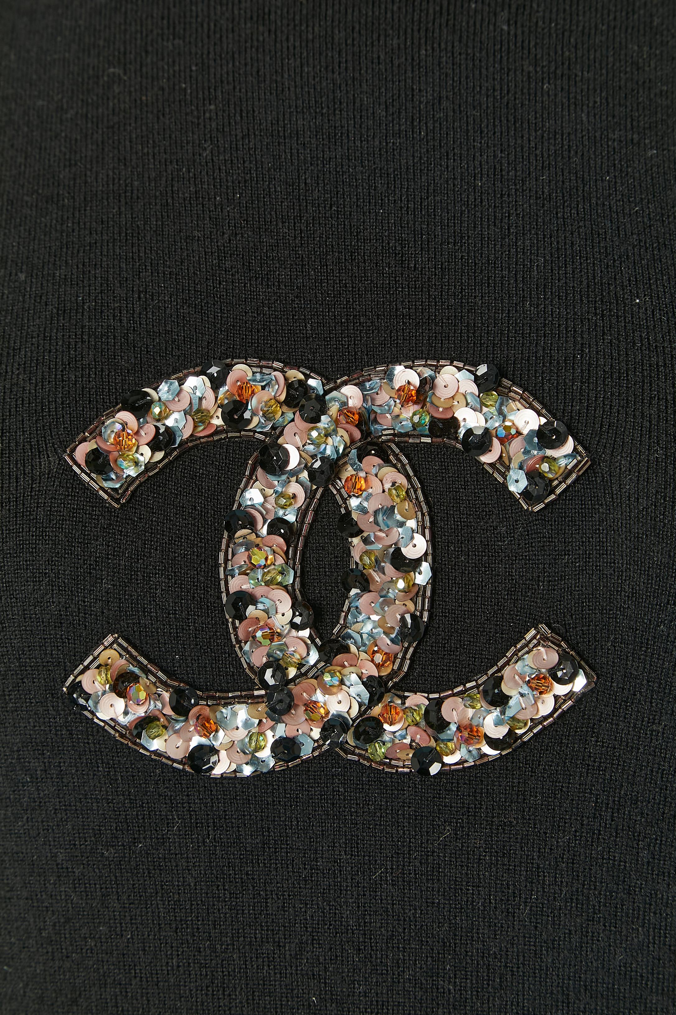 Pull noir sans manches avec broderies de paillettes et de perles. 
TAILLE 42 (It) 38 (Fr) M 