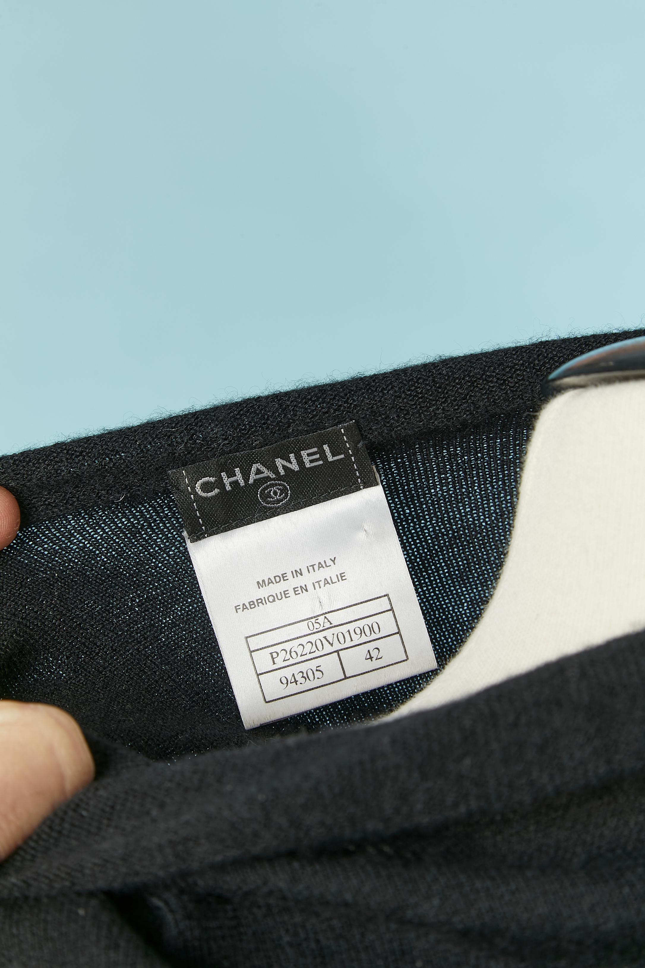 Pull sans manches noir avec broderies de paillettes et de perles CHANEL en vente 1