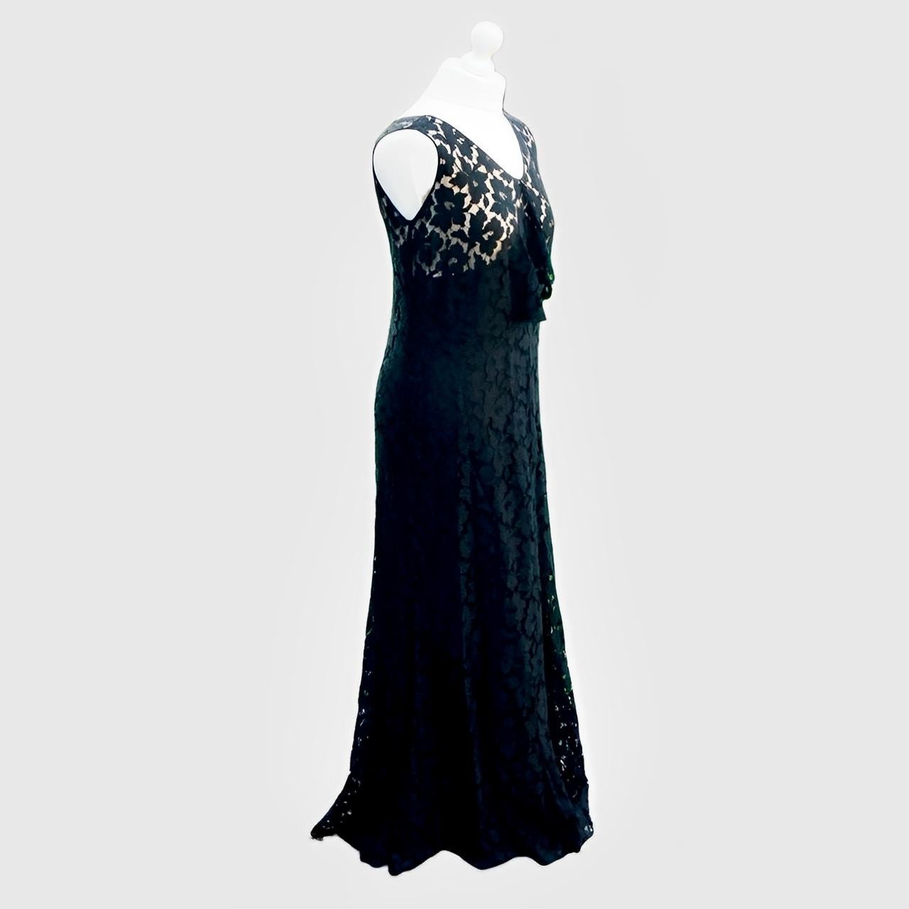 Noir Robe sans manches en dentelle noire à motif de fleurs avec volants sur le devant, circa 1930 en vente