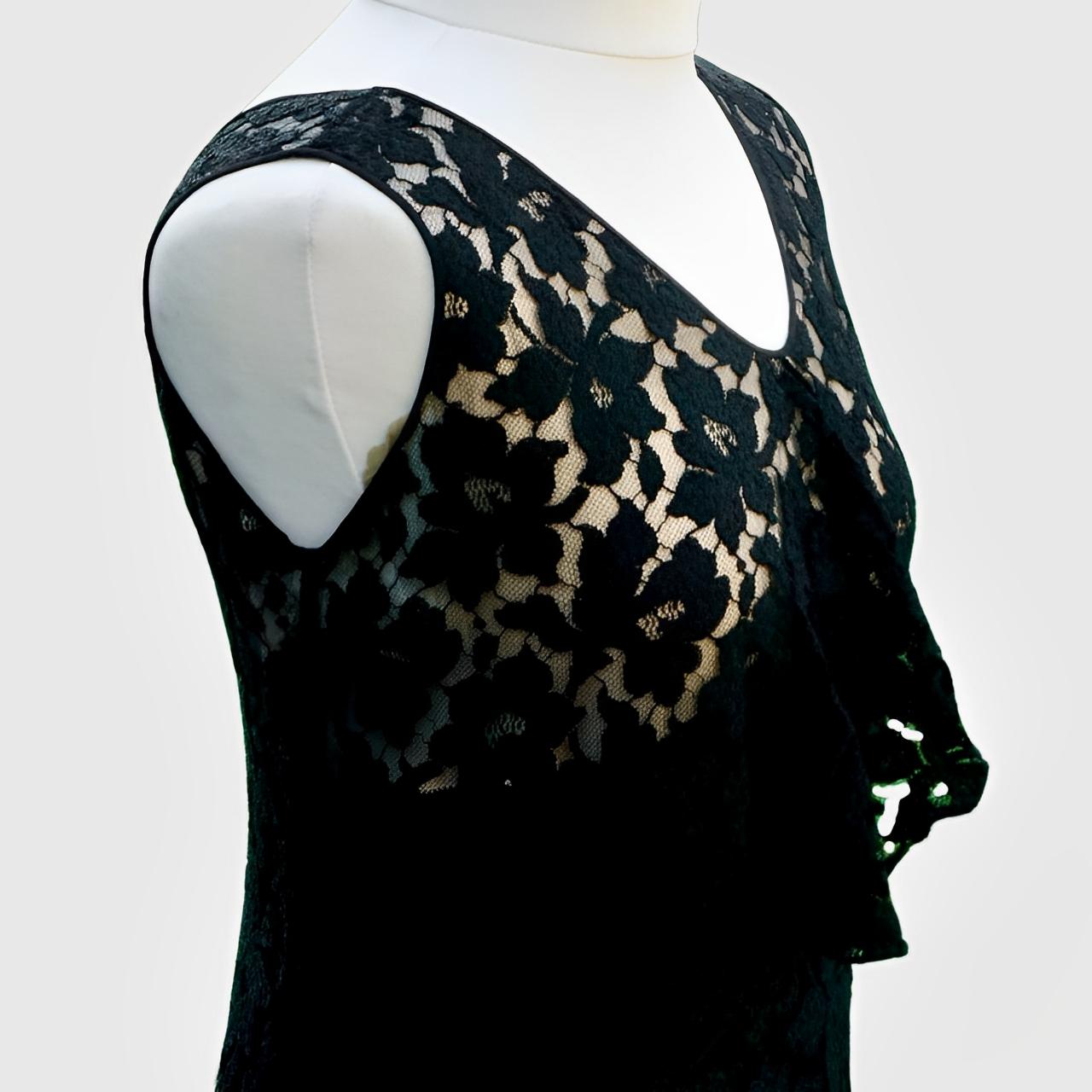 Robe sans manches en dentelle noire à motif de fleurs avec volants sur le devant, circa 1930 Bon état - En vente à London, GB