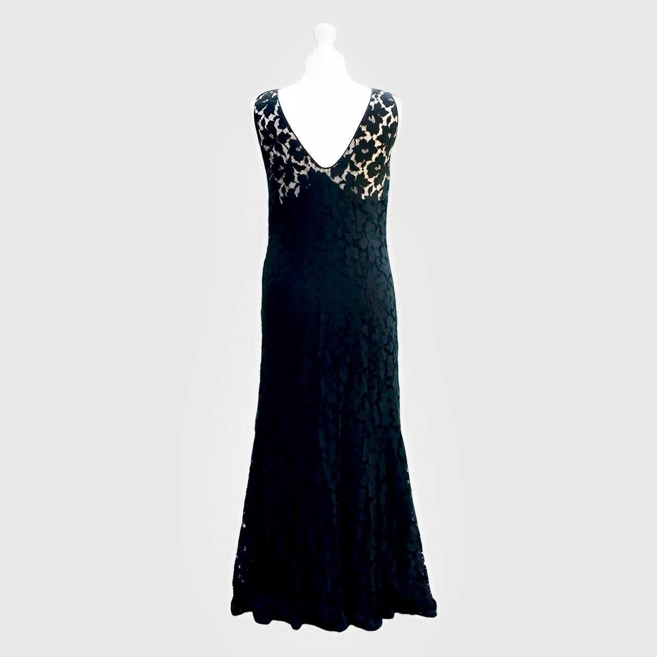 Robe sans manches en dentelle noire à motif de fleurs avec volants sur le devant, circa 1930 Unisexe en vente