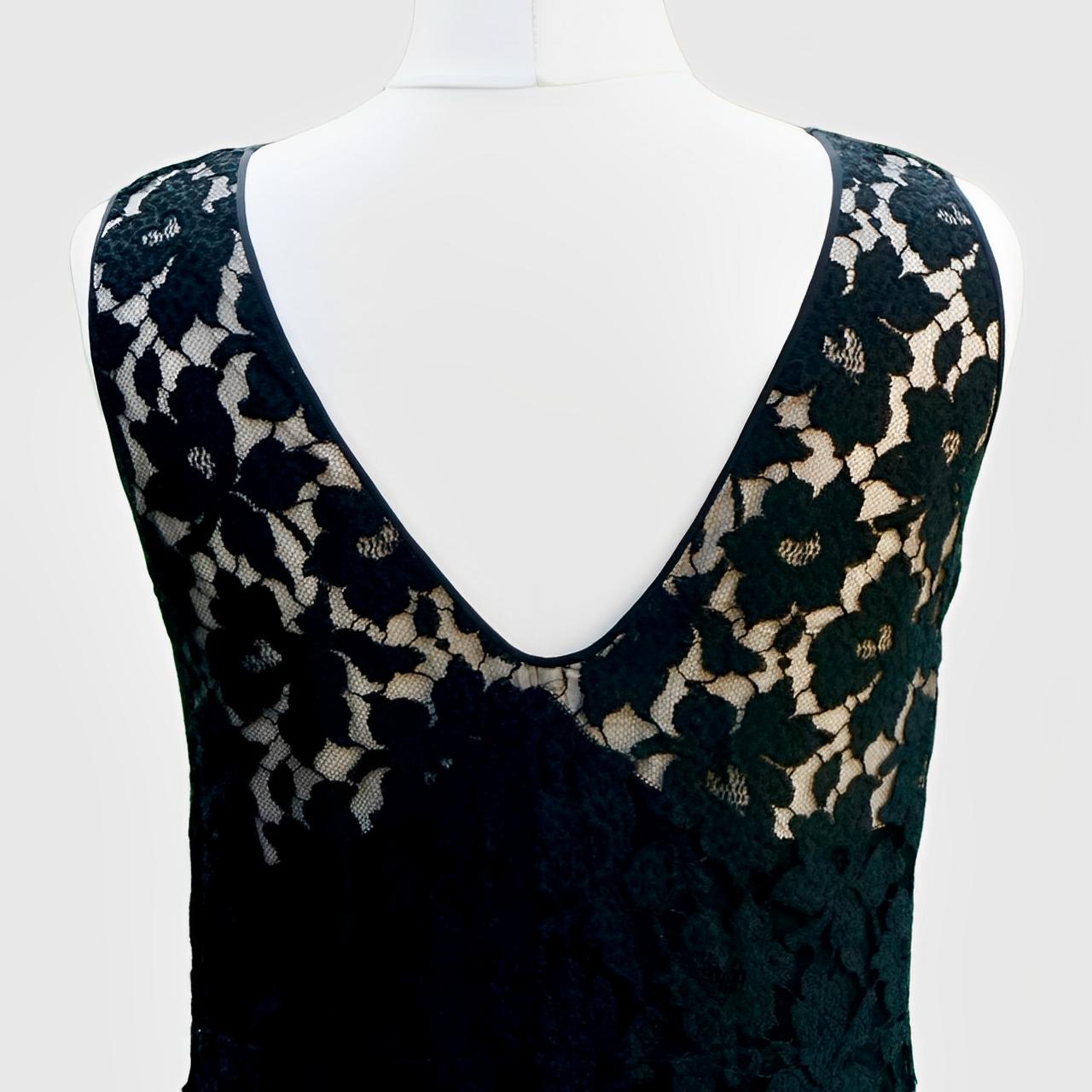 Robe sans manches en dentelle noire à motif de fleurs avec volants sur le devant, circa 1930 en vente 1