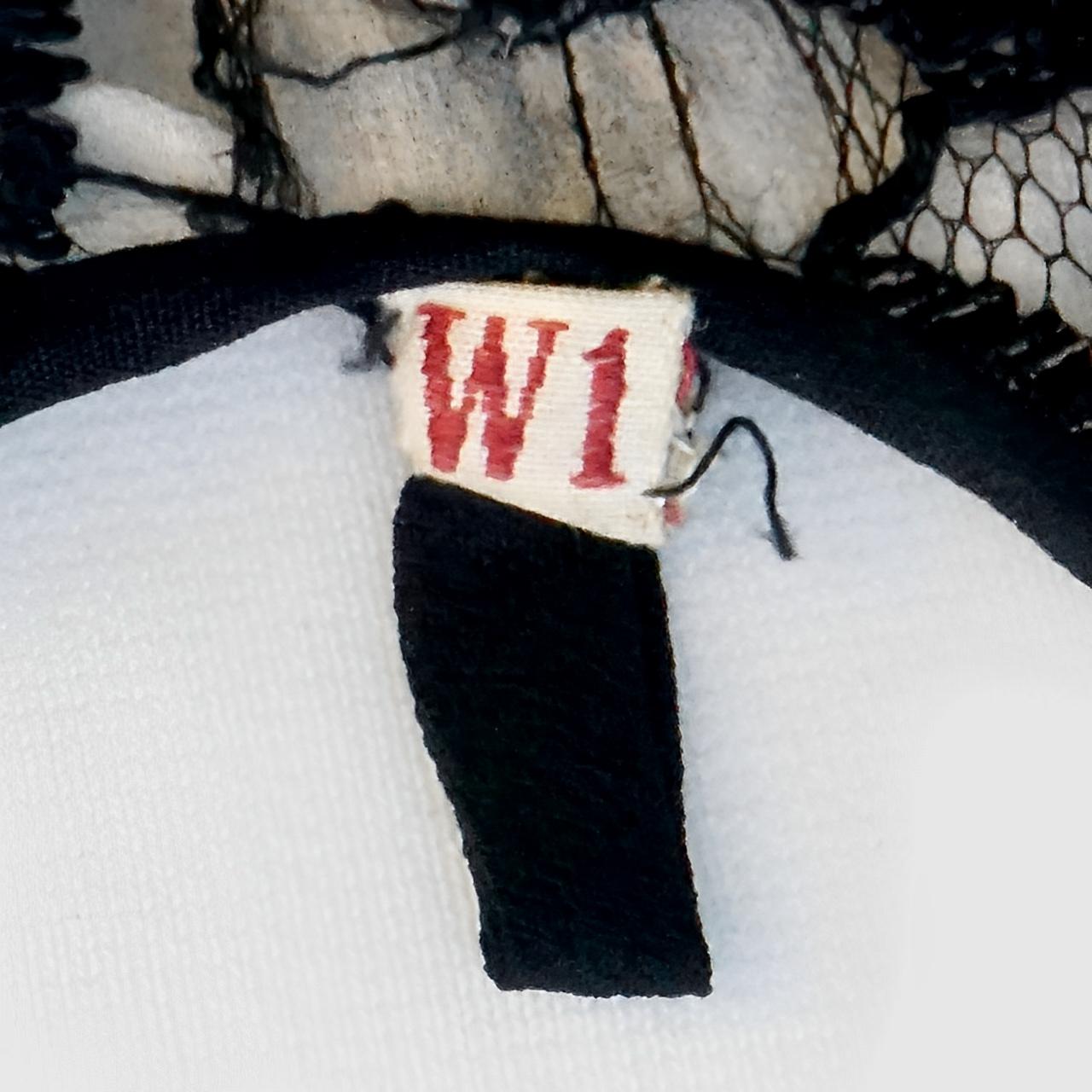 Robe sans manches en dentelle noire à motif de fleurs avec volants sur le devant, circa 1930 en vente 2