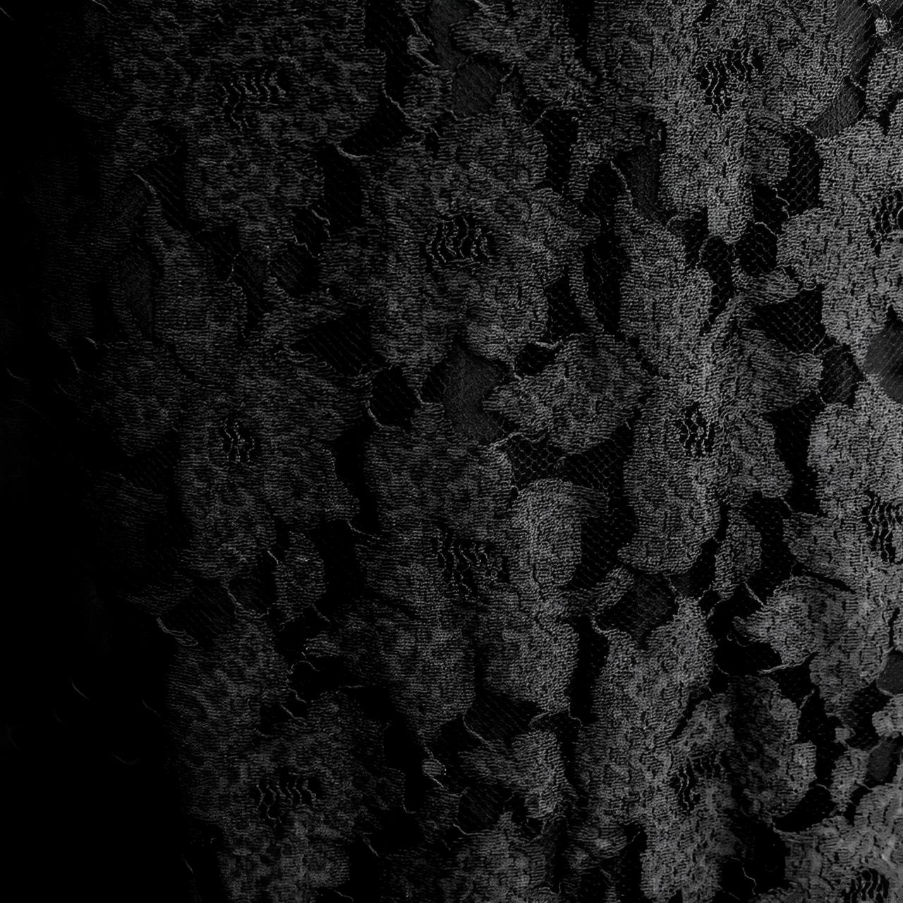 Robe sans manches en dentelle noire à motif de fleurs avec volants sur le devant, circa 1930 en vente 3