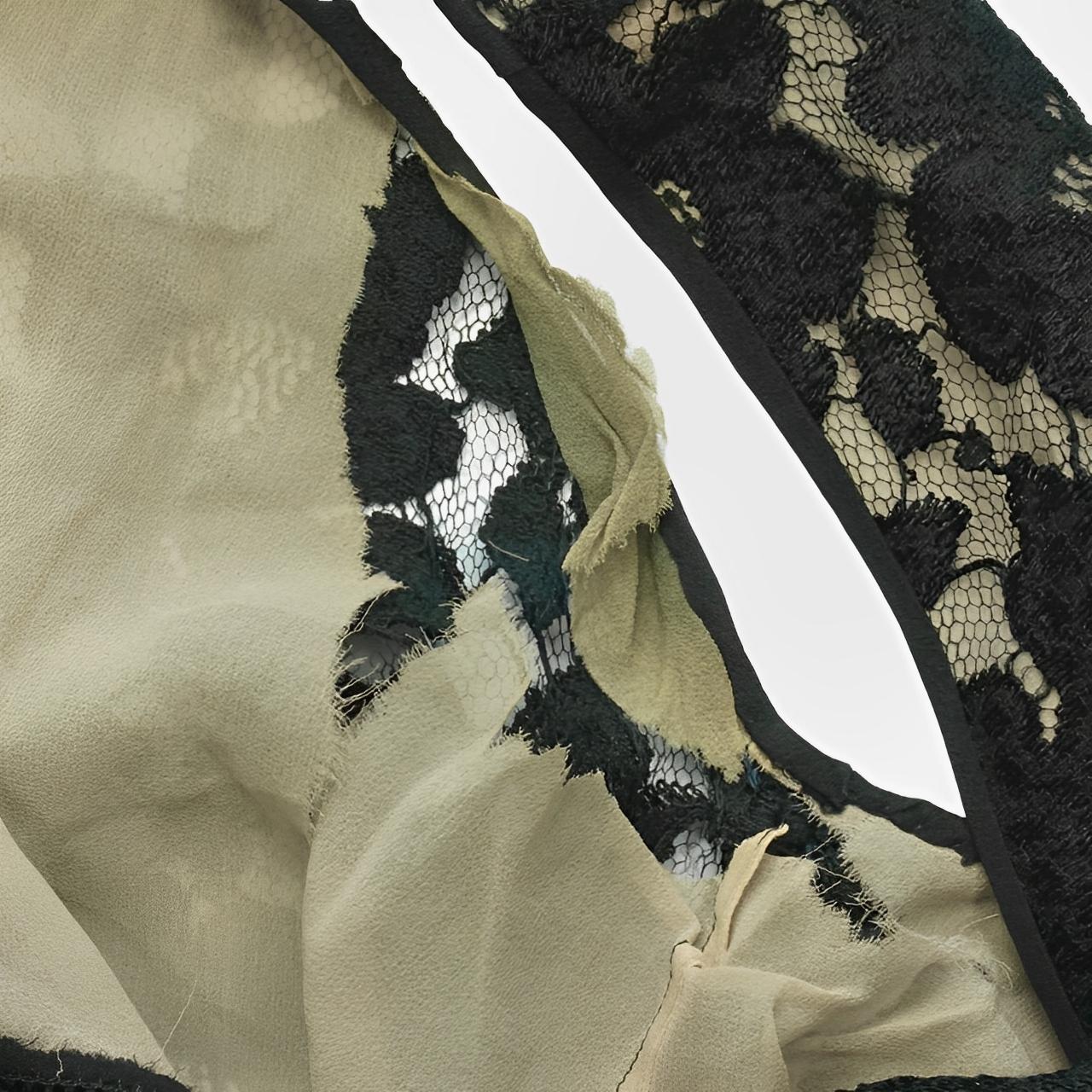 Robe sans manches en dentelle noire à motif de fleurs avec volants sur le devant, circa 1930 en vente 5