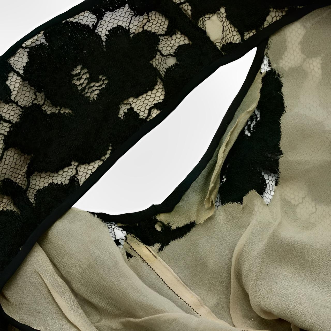 Robe sans manches en dentelle noire à motif de fleurs avec volants sur le devant, circa 1930 en vente 6