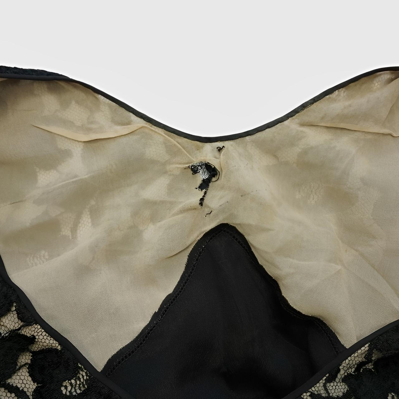 Robe sans manches en dentelle noire à motif de fleurs avec volants sur le devant, circa 1930 en vente 4